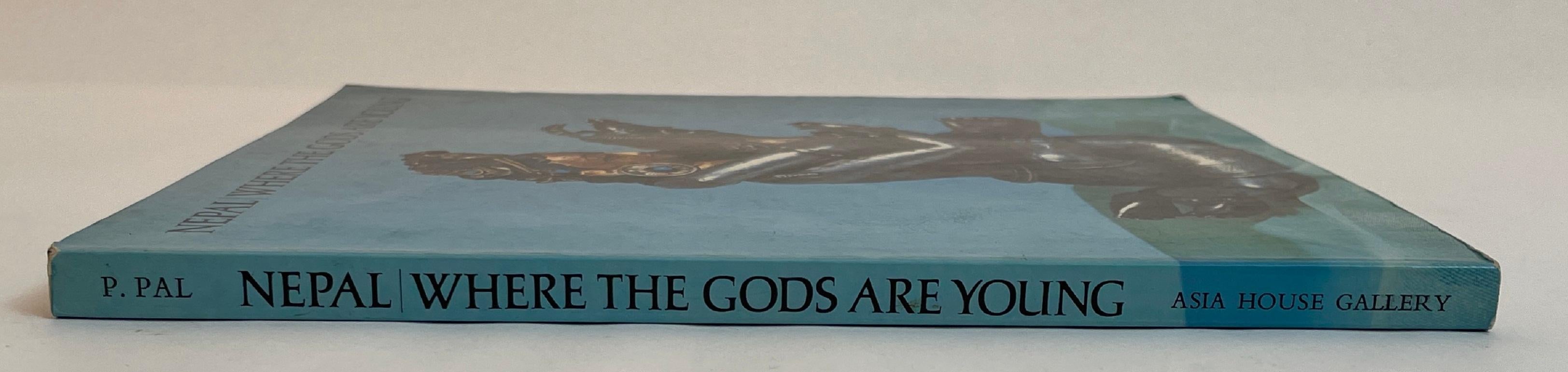 Nepal Where the gods are young Livre de poche du 1er janvier 1975 par Pratapaditya Pal.
Publié par le Los Angeles County Museum of Art.
Date de publication : 1975.
Édition : Première édition.
Editeur  :  Asia Society (1er janvier 1975).
Langue  : 