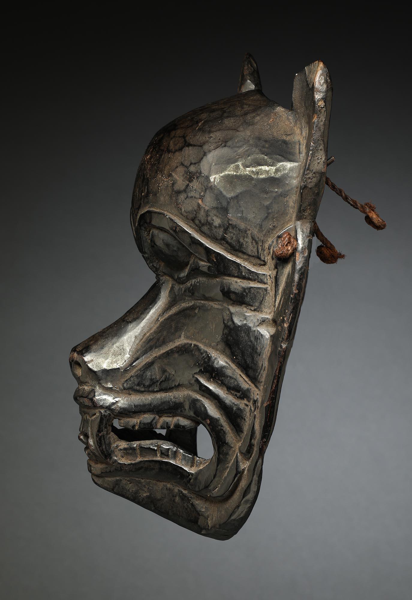 Népalais Masque de danse de loup ou d'animaux du Népal, patine profonde, 19e au début du 20e siècle en vente