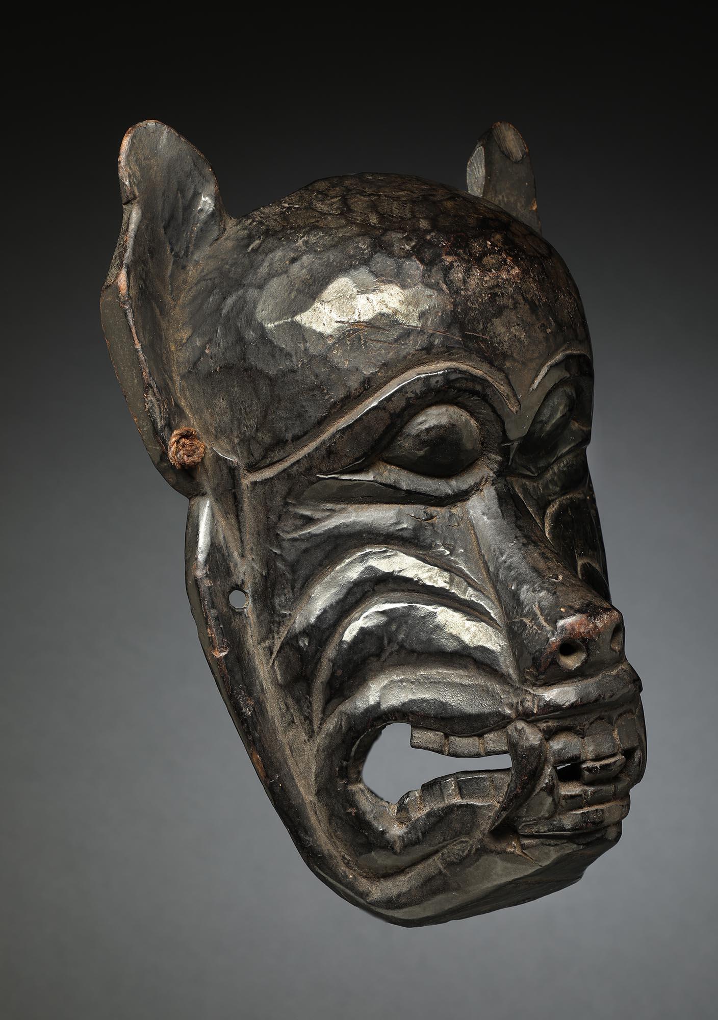 Masque de danse de loup ou d'animaux du Népal, patine profonde, 19e au début du 20e siècle État moyen - En vente à Point Richmond, CA