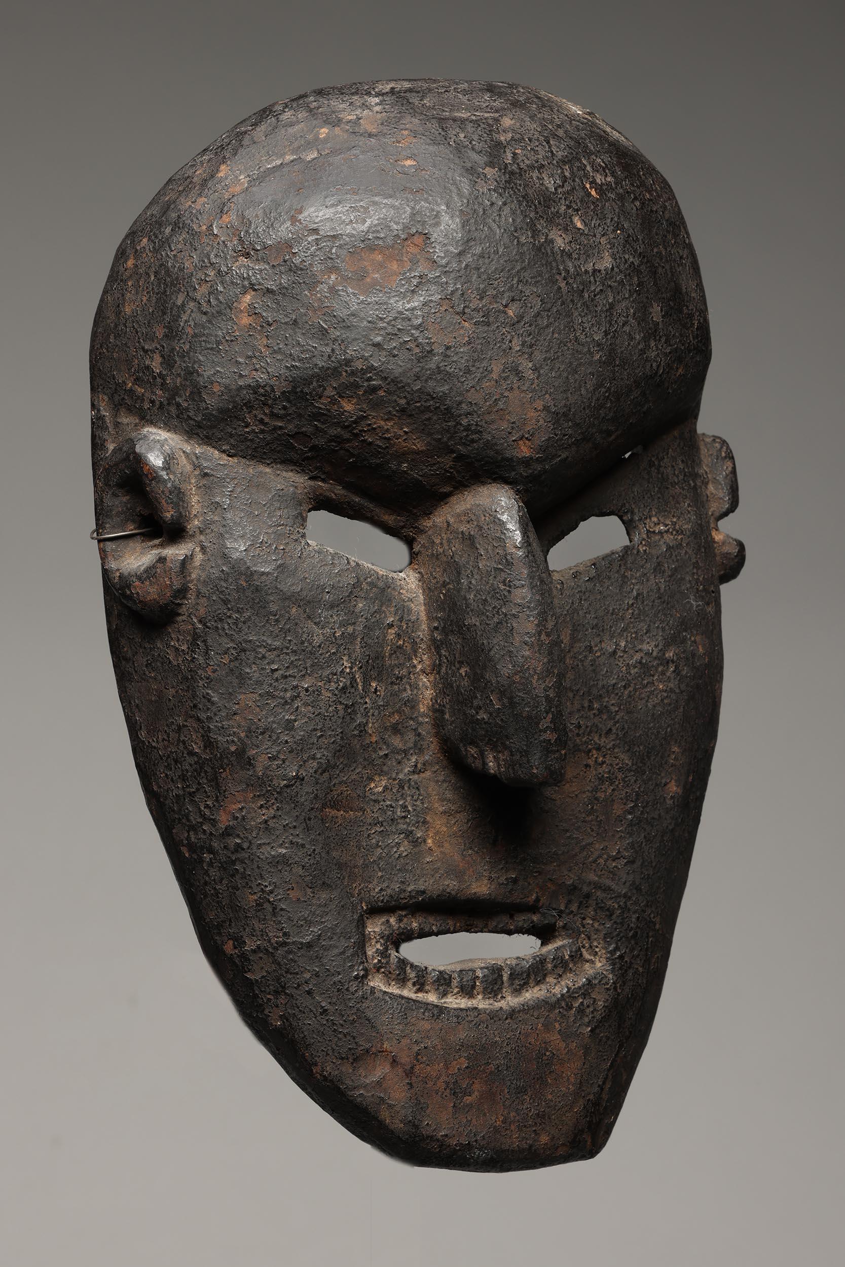 Sculpté à la main Masque de danse népalais avec dents ouvertes à la bouche, fin du 19e siècle en vente