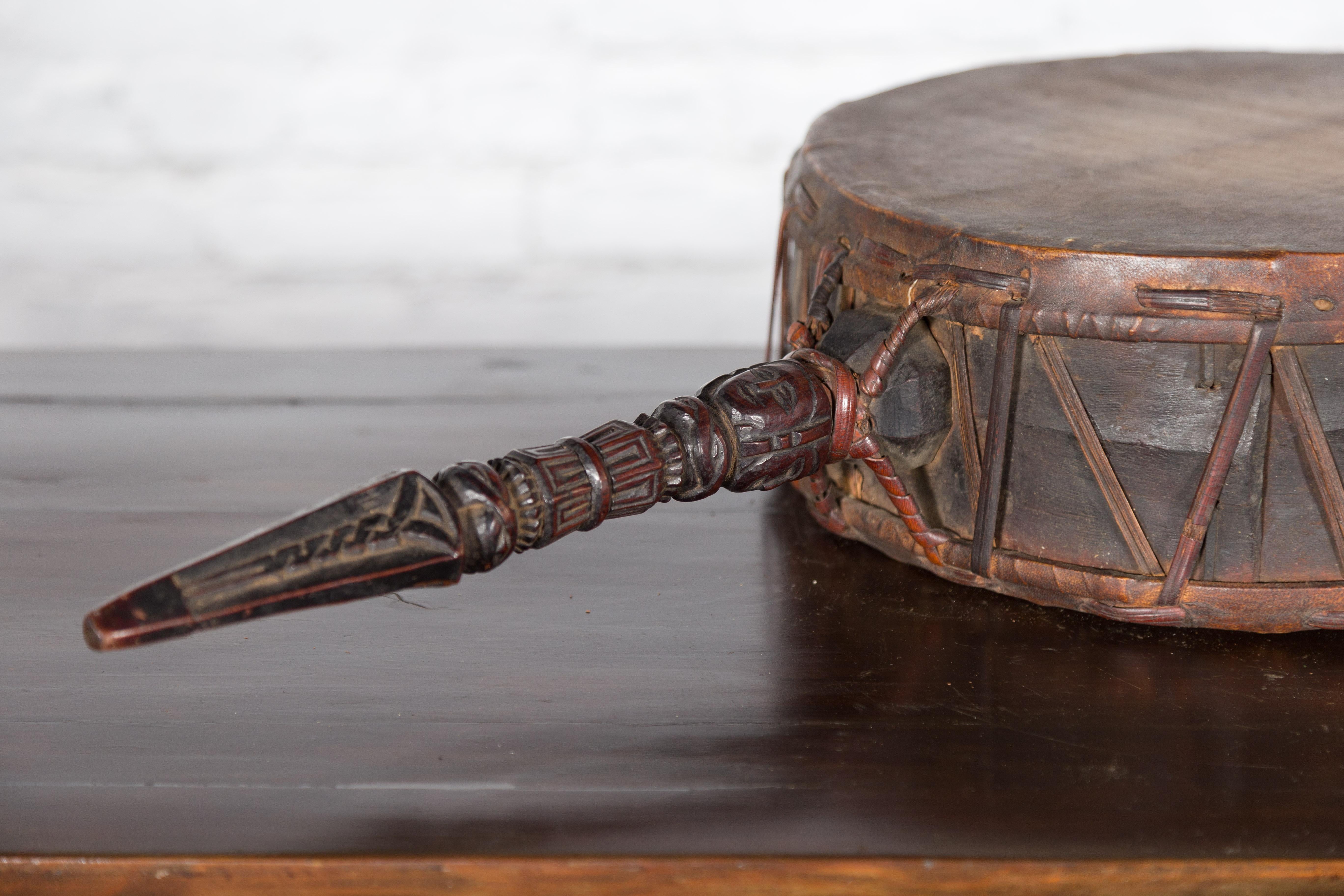 Tambour népalais ancien en cuir avec poignée en bois sculpté en vente 1