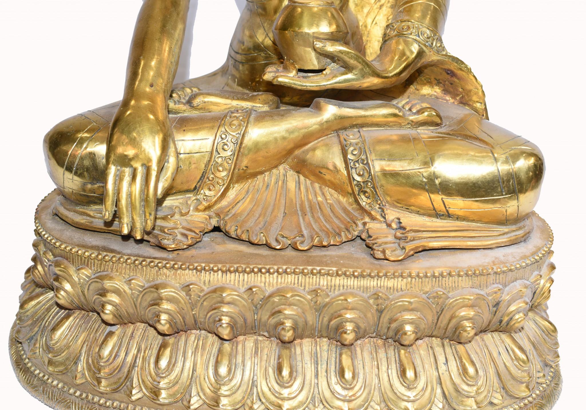 Nepalesische Buddha-Statue- Meditationsskulptur aus Lotusguss im Angebot 1