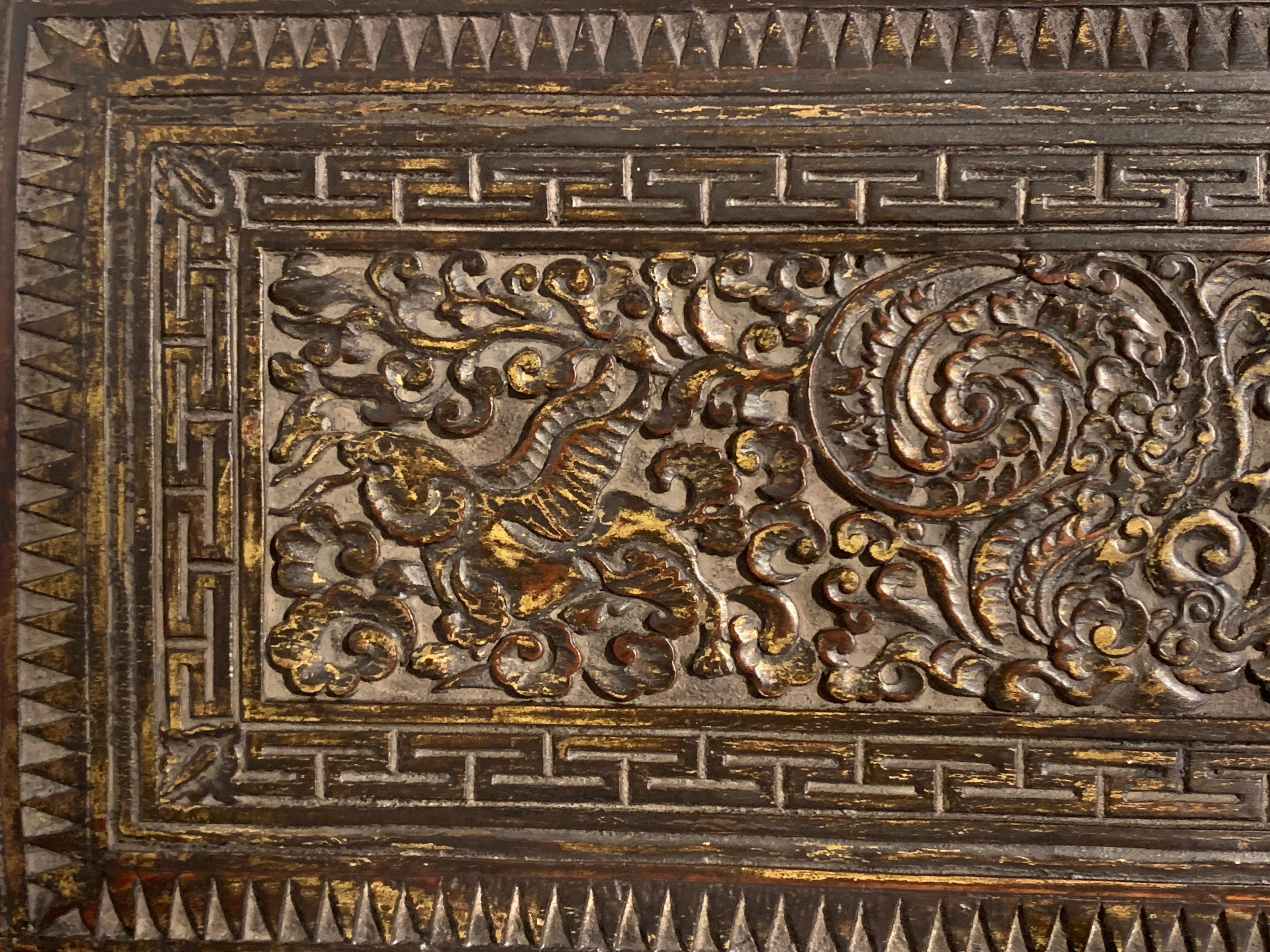 Nepalesisches geschnitztes und bemaltes buddhistisches Manuscript-Deckel, 15. Jahrhundert (Vergoldet) im Angebot