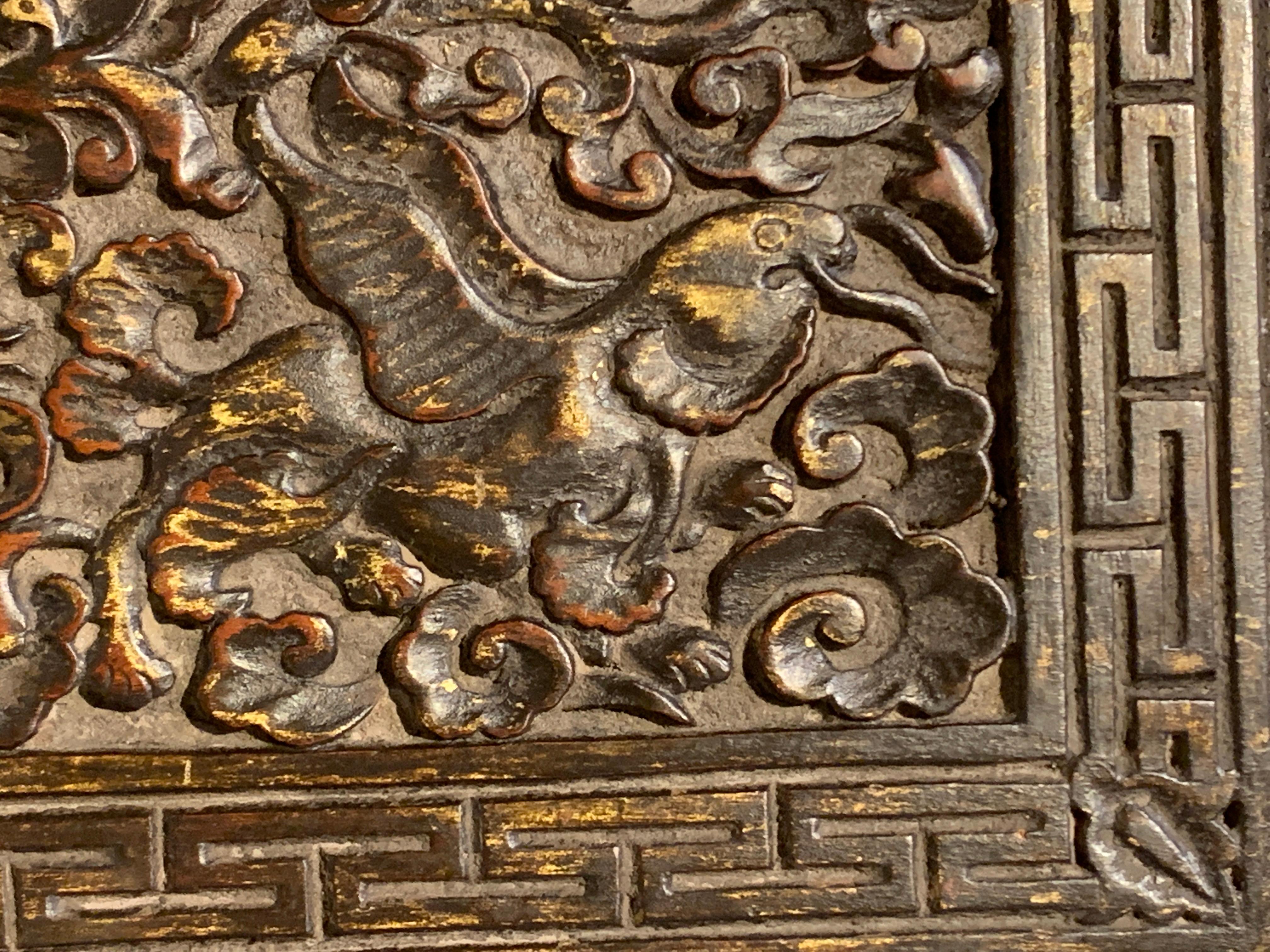 Nepalesisches geschnitztes und bemaltes buddhistisches Manuscript-Deckel, 15. Jahrhundert (18. Jahrhundert und früher) im Angebot