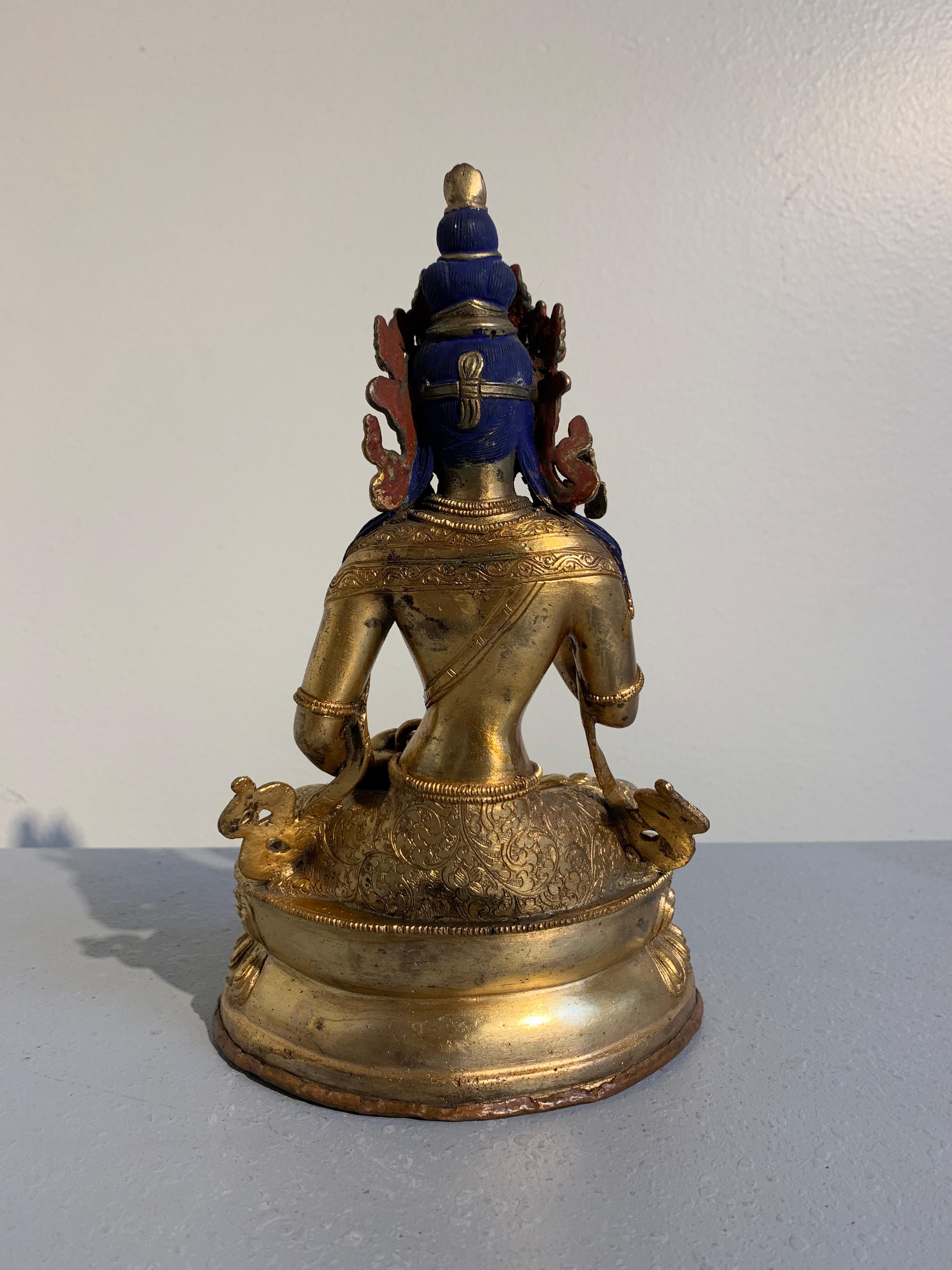 Bodhisattva nepalí de bronce dorado 
