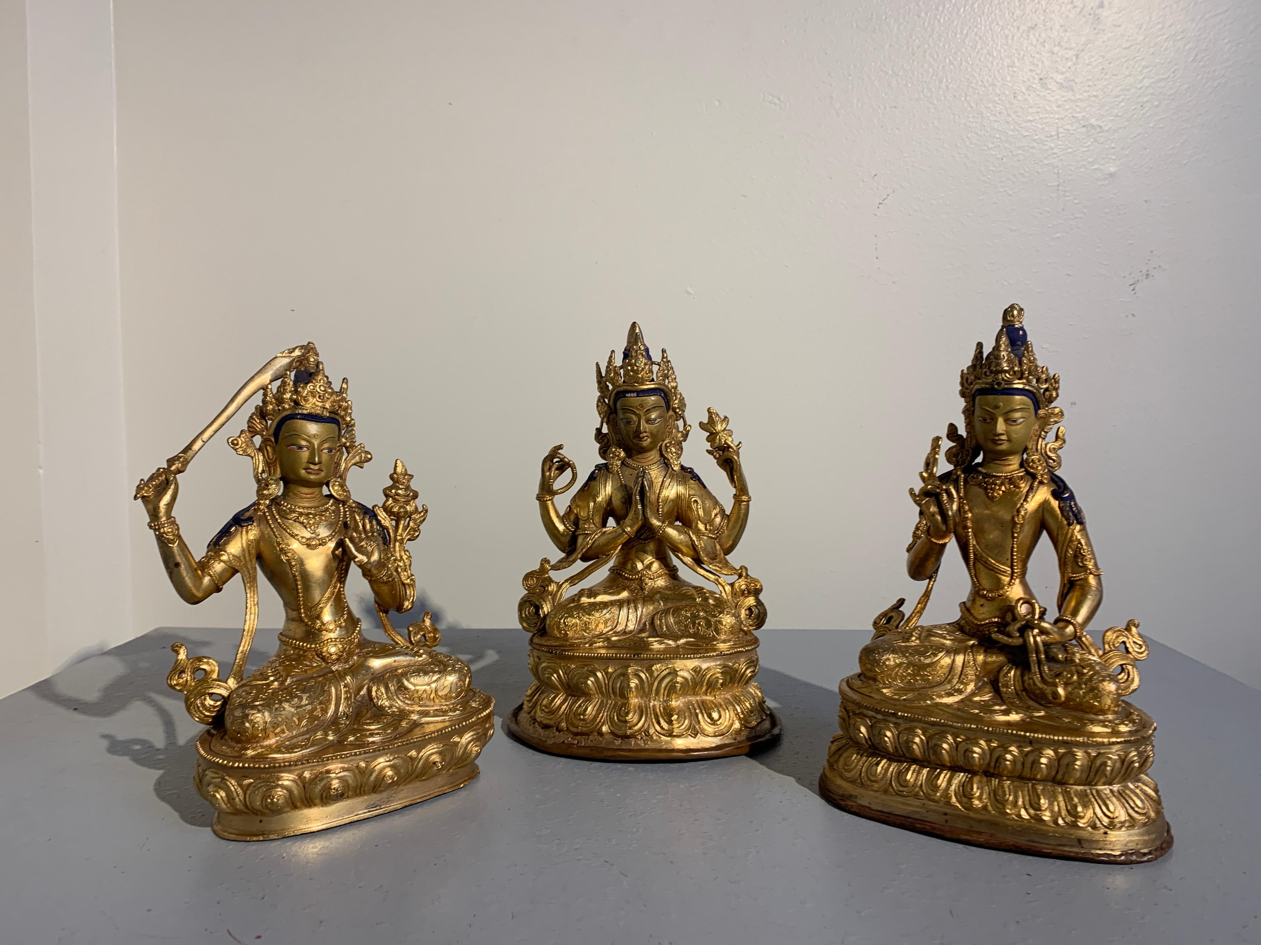 Figurine bouddhiste de Manjushri en bronze doré, népalaise, début ou milieu du XXᵉ siècle en vente 3