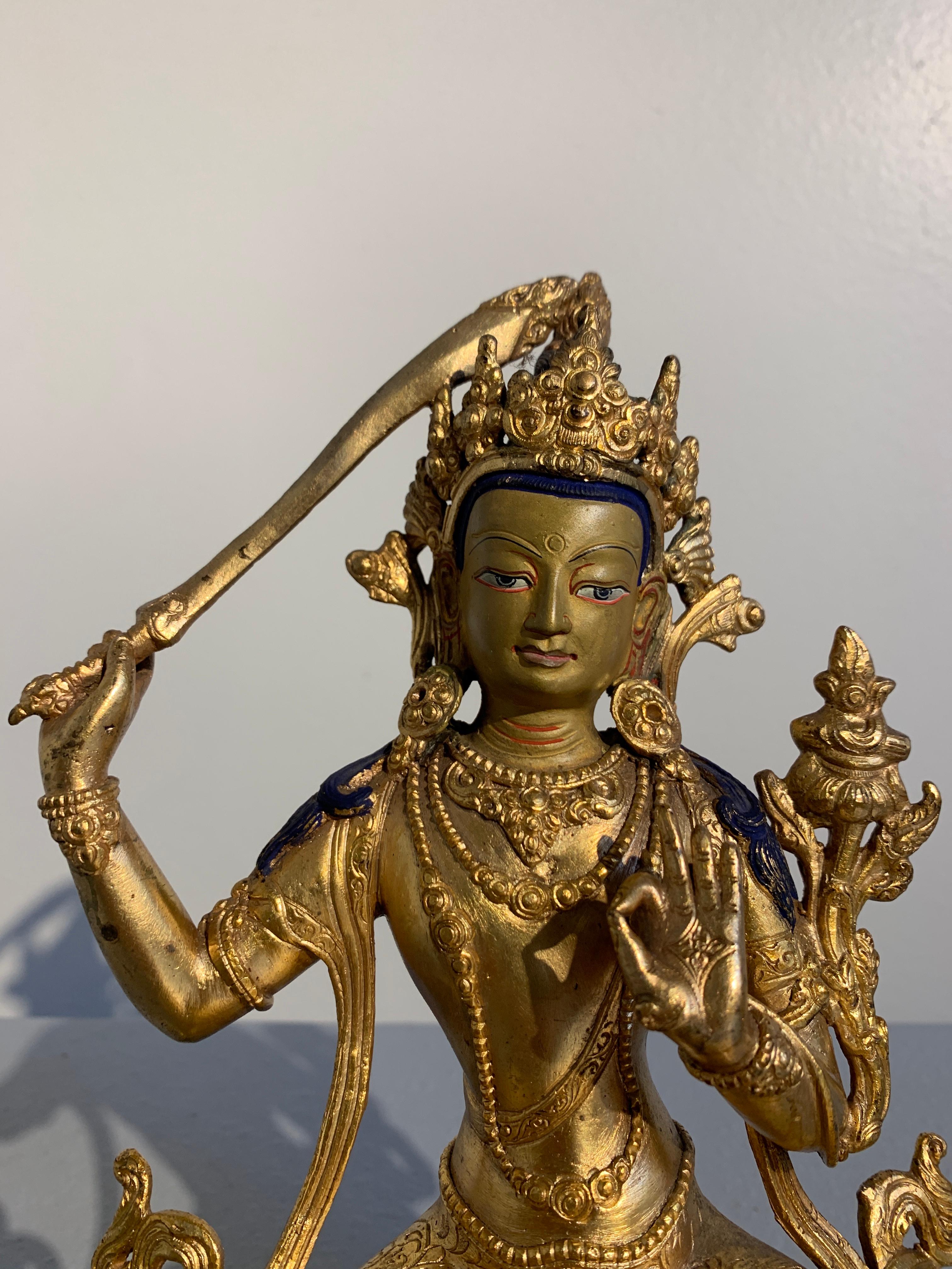 Peint à froid Figurine bouddhiste de Manjushri en bronze doré, népalaise, début ou milieu du XXᵉ siècle en vente