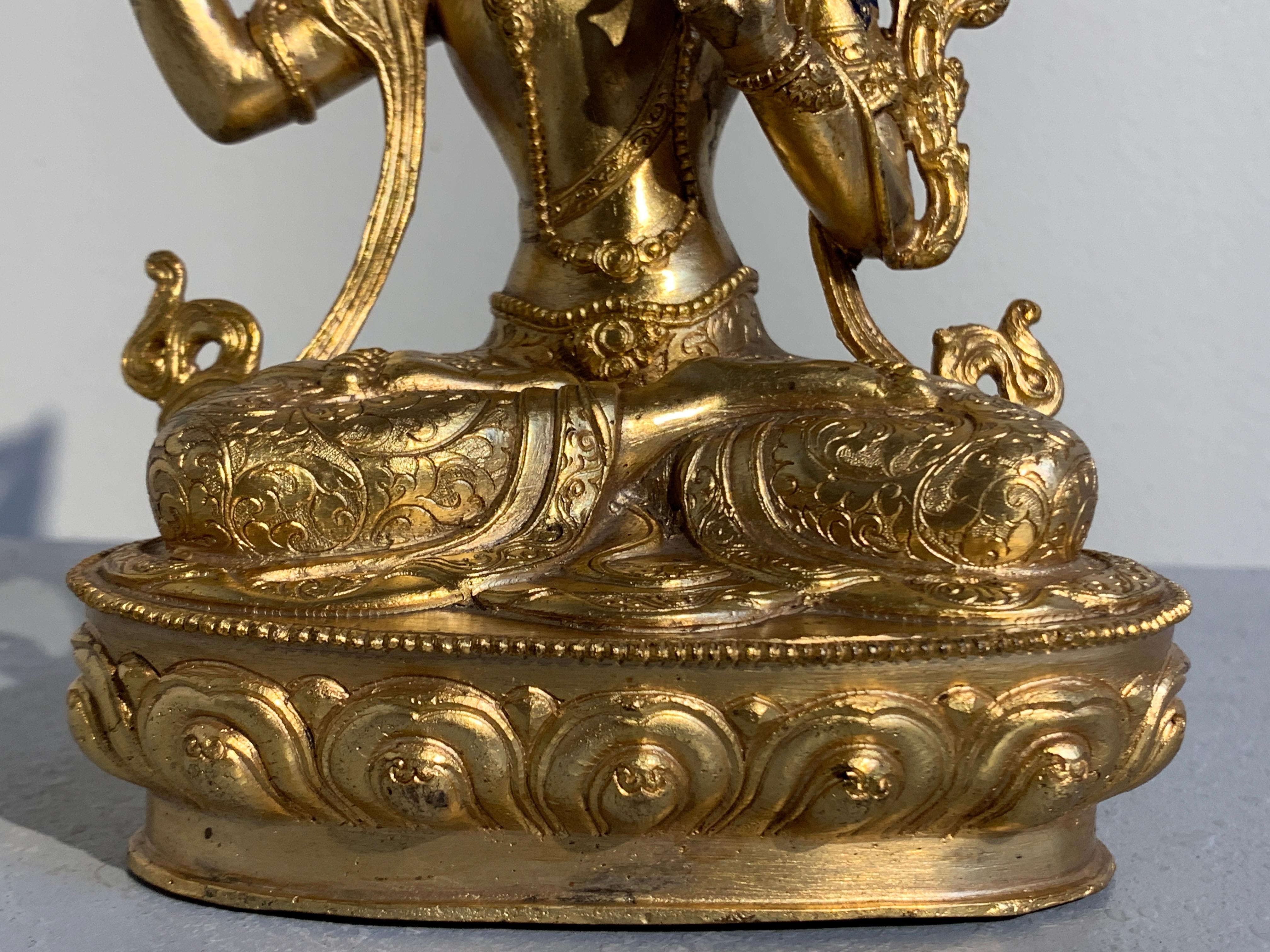 Figurine bouddhiste de Manjushri en bronze doré, népalaise, début ou milieu du XXᵉ siècle Bon état - En vente à Austin, TX