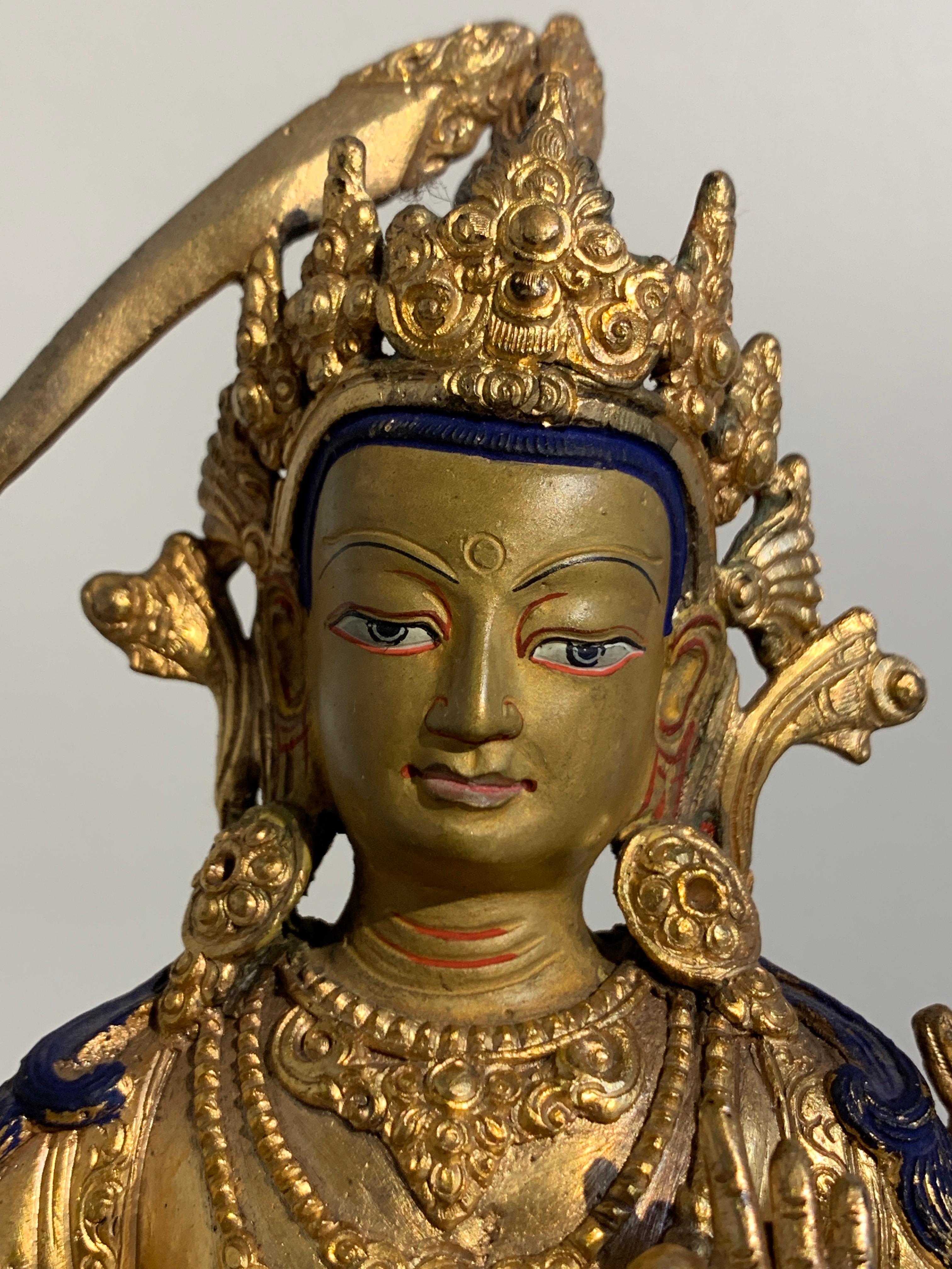 20ième siècle Figurine bouddhiste de Manjushri en bronze doré, népalaise, début ou milieu du XXᵉ siècle en vente