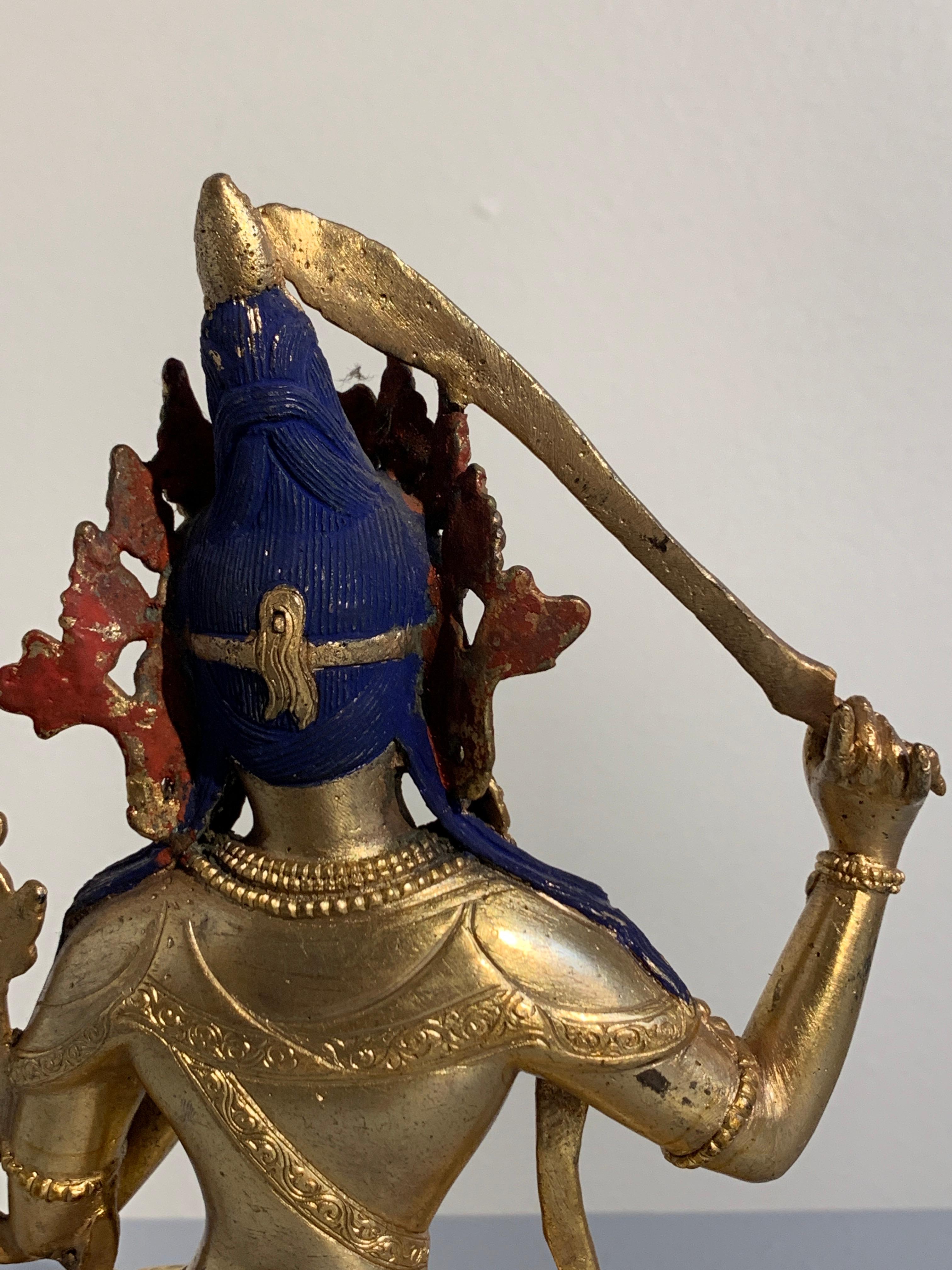 Lapis-lazuli Figurine bouddhiste de Manjushri en bronze doré, népalaise, début ou milieu du XXᵉ siècle en vente