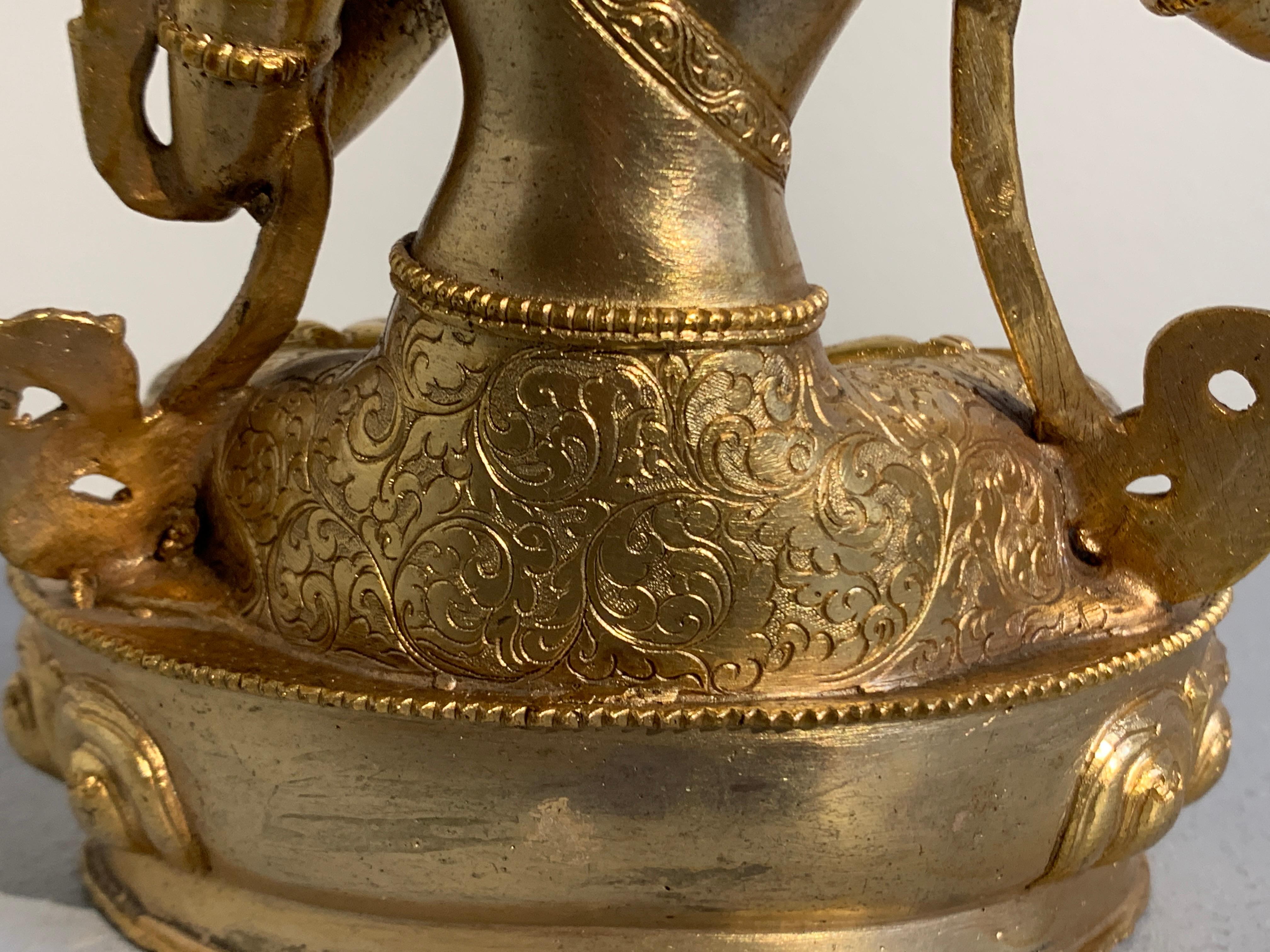 Figurine bouddhiste de Manjushri en bronze doré, népalaise, début ou milieu du XXᵉ siècle en vente 1