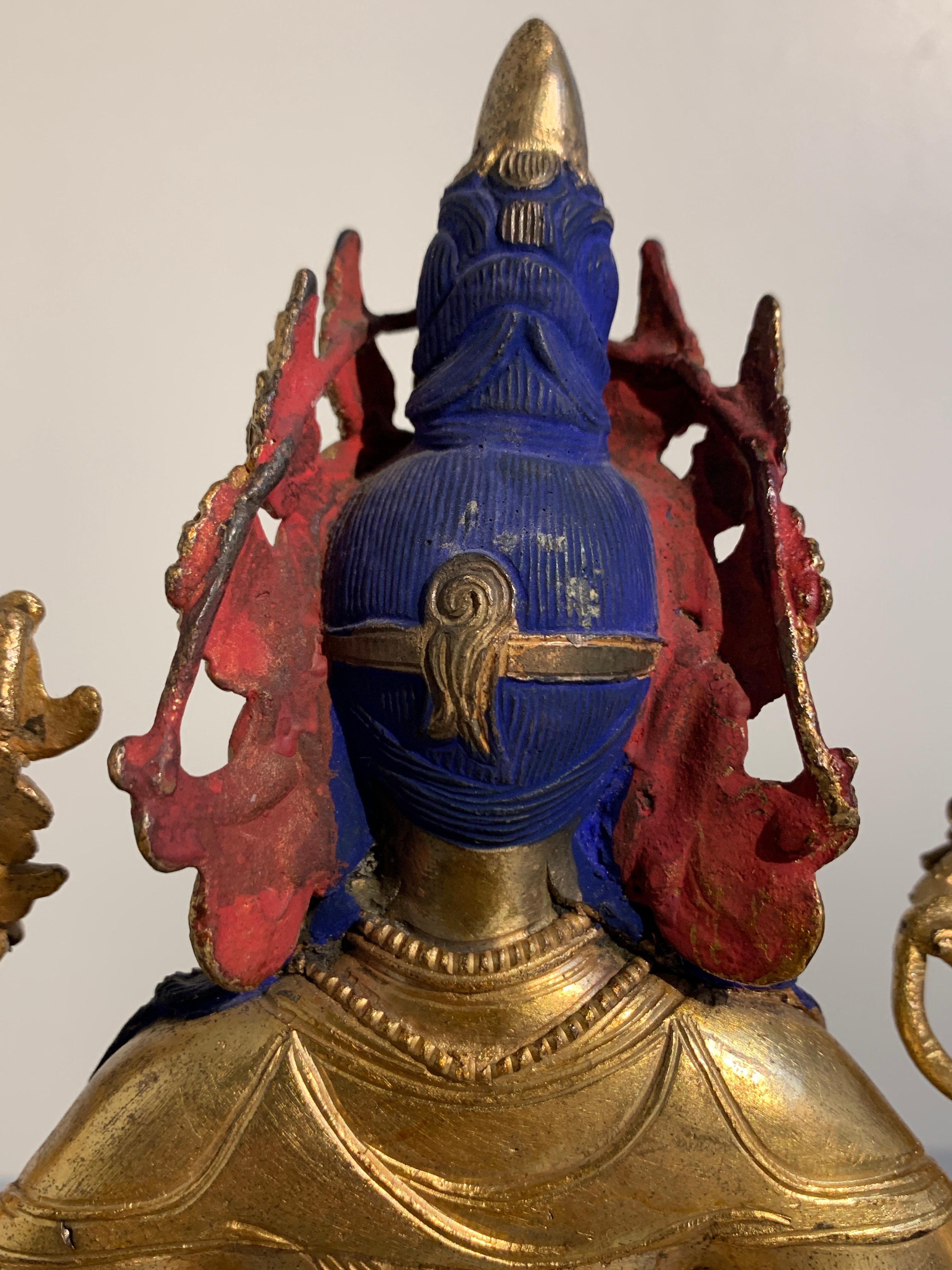Figure népalaise en bronze doré de Bodhisattva Chenrezig, milieu du XXe siècle en vente 2