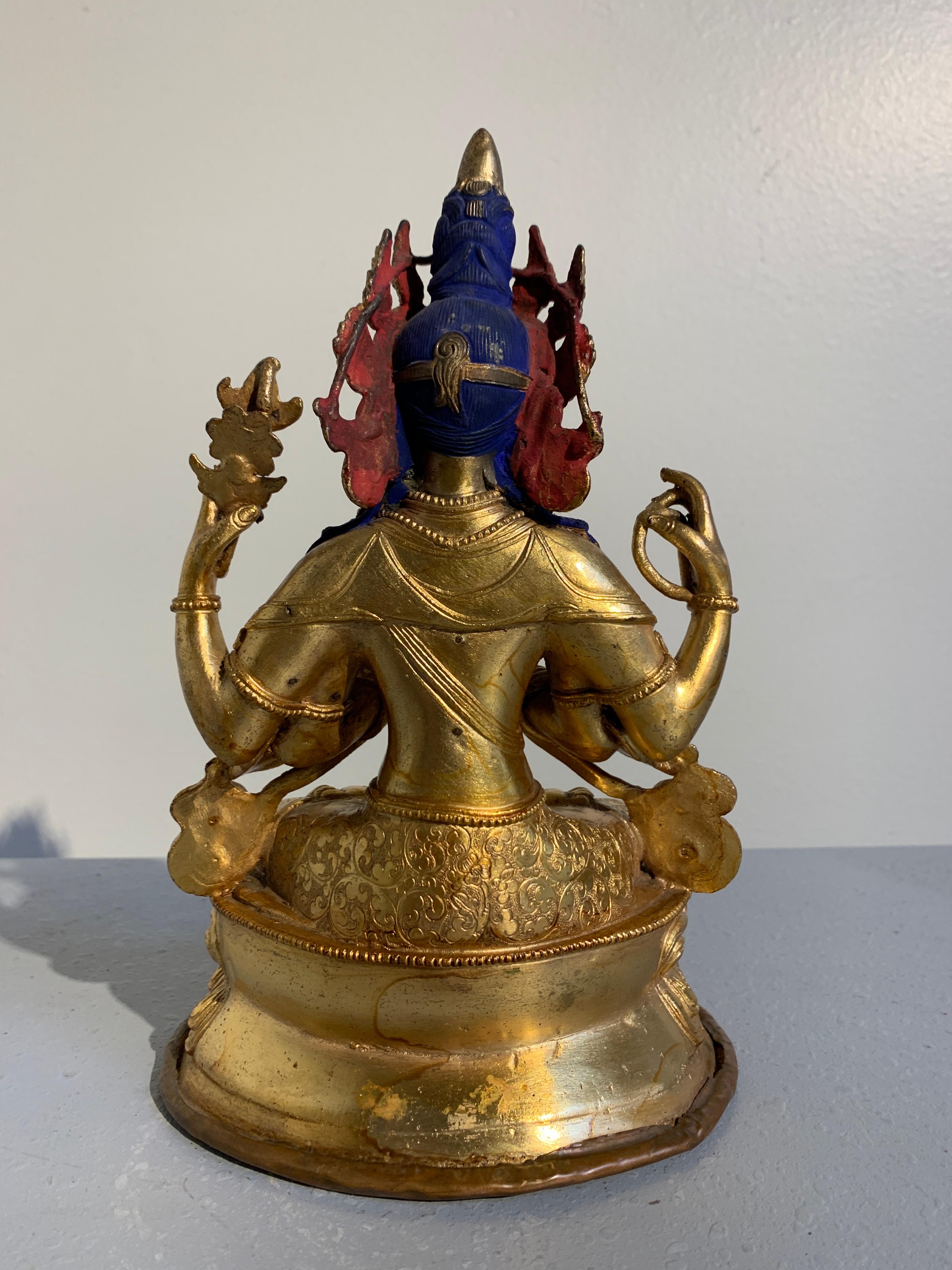 Tibétain Figure népalaise en bronze doré de Bodhisattva Chenrezig, milieu du XXe siècle en vente