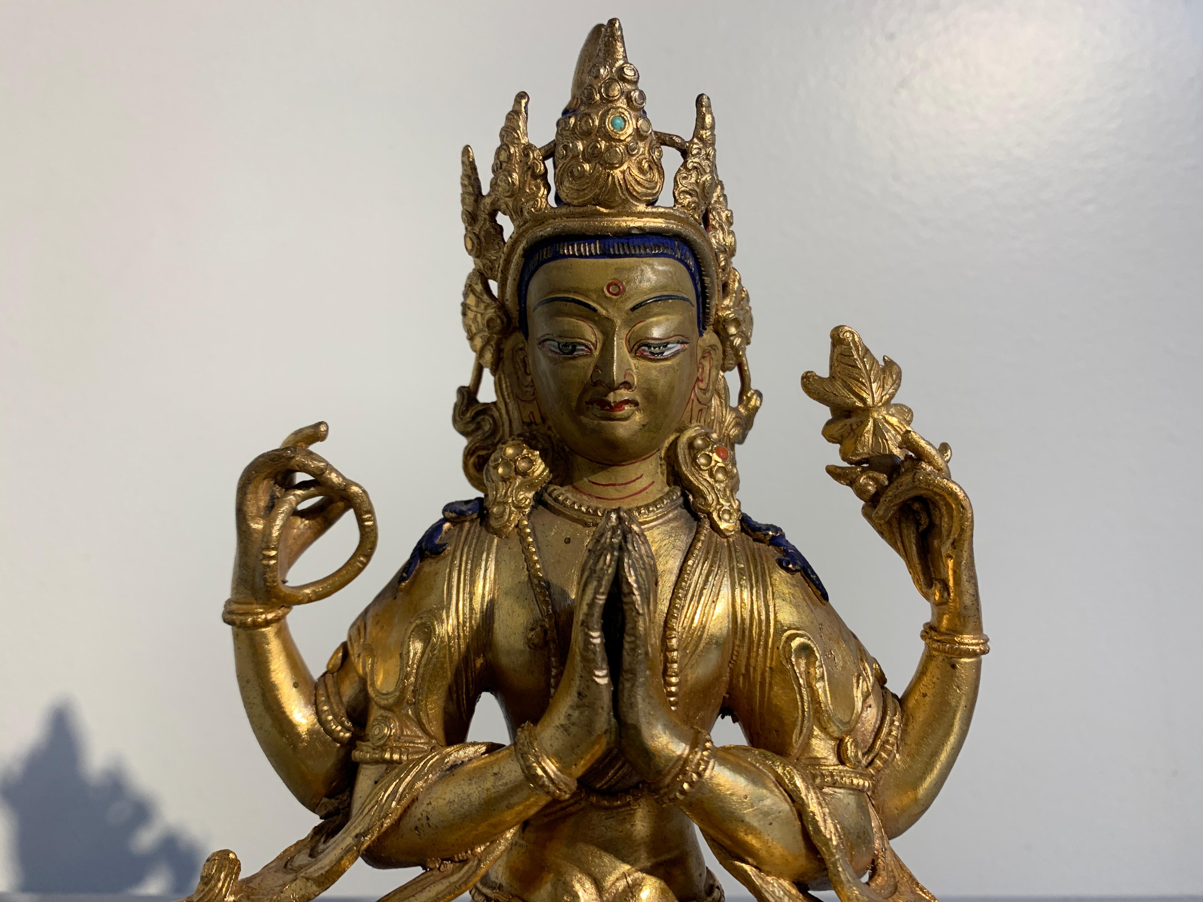 Peint à froid Figure népalaise en bronze doré de Bodhisattva Chenrezig, milieu du XXe siècle en vente