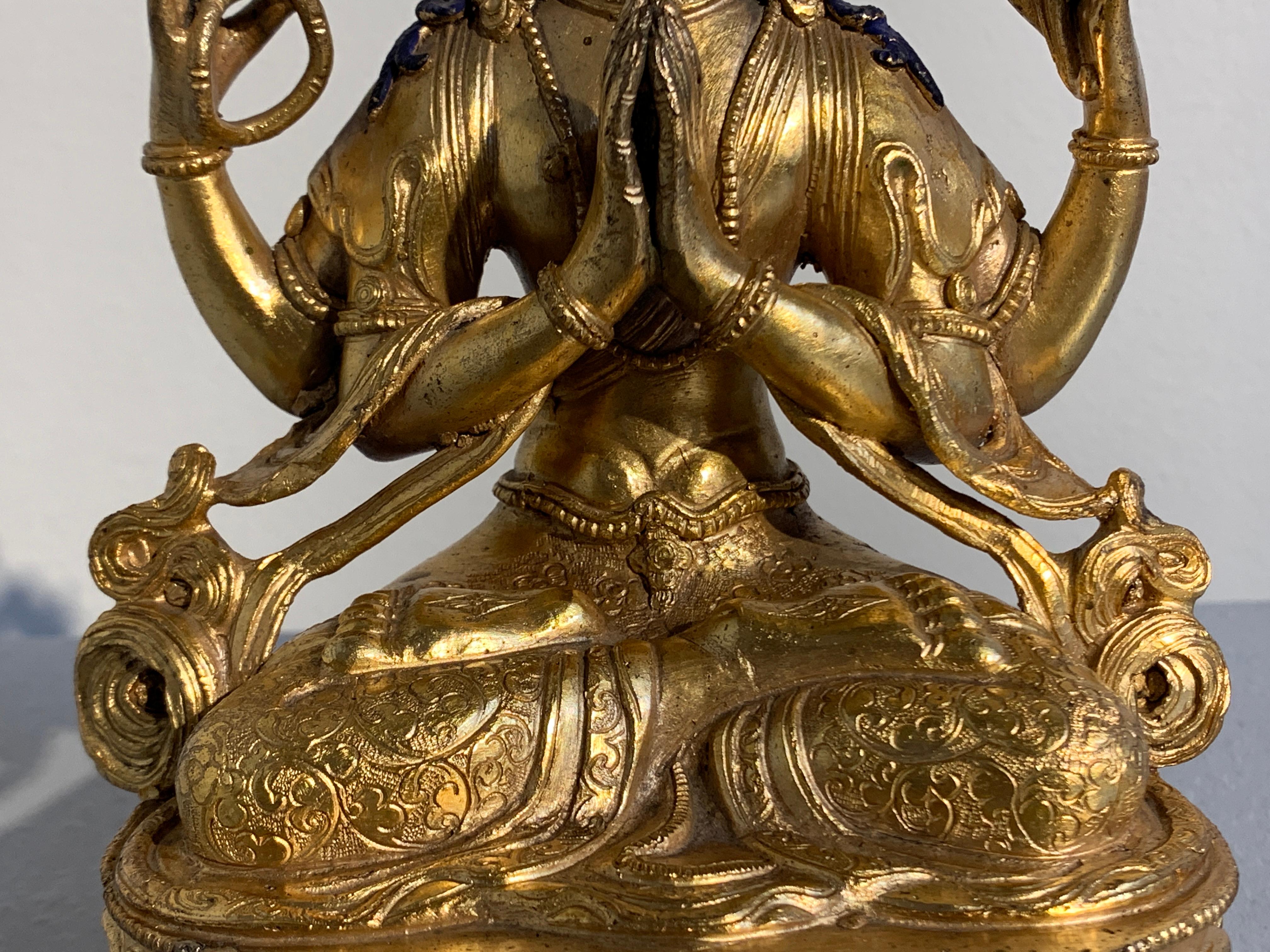 Corail Figure népalaise en bronze doré de Bodhisattva Chenrezig, milieu du XXe siècle en vente