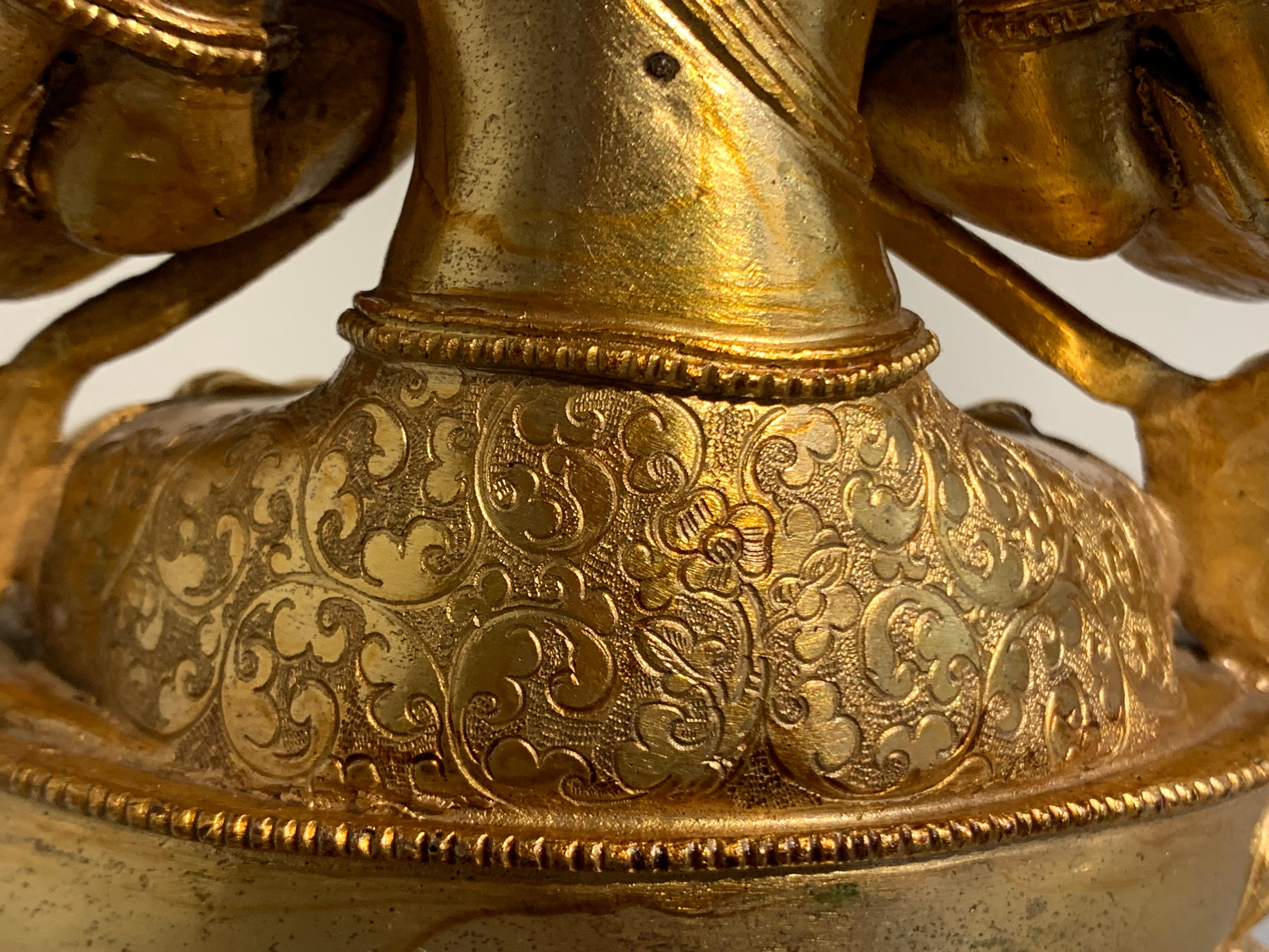 Figure népalaise en bronze doré de Bodhisattva Chenrezig, milieu du XXe siècle en vente 1