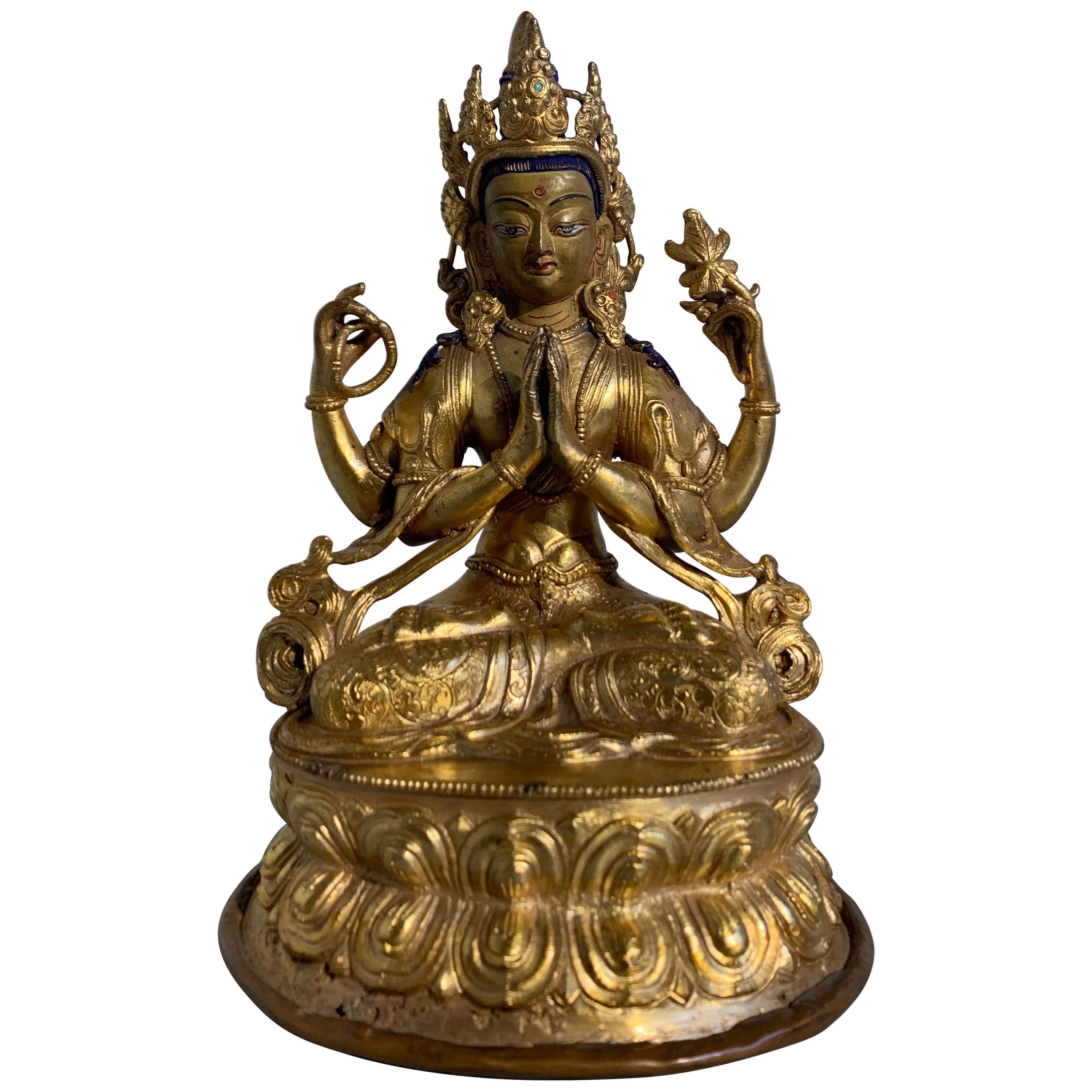 Figure népalaise en bronze doré de Bodhisattva Chenrezig, milieu du XXe siècle en vente