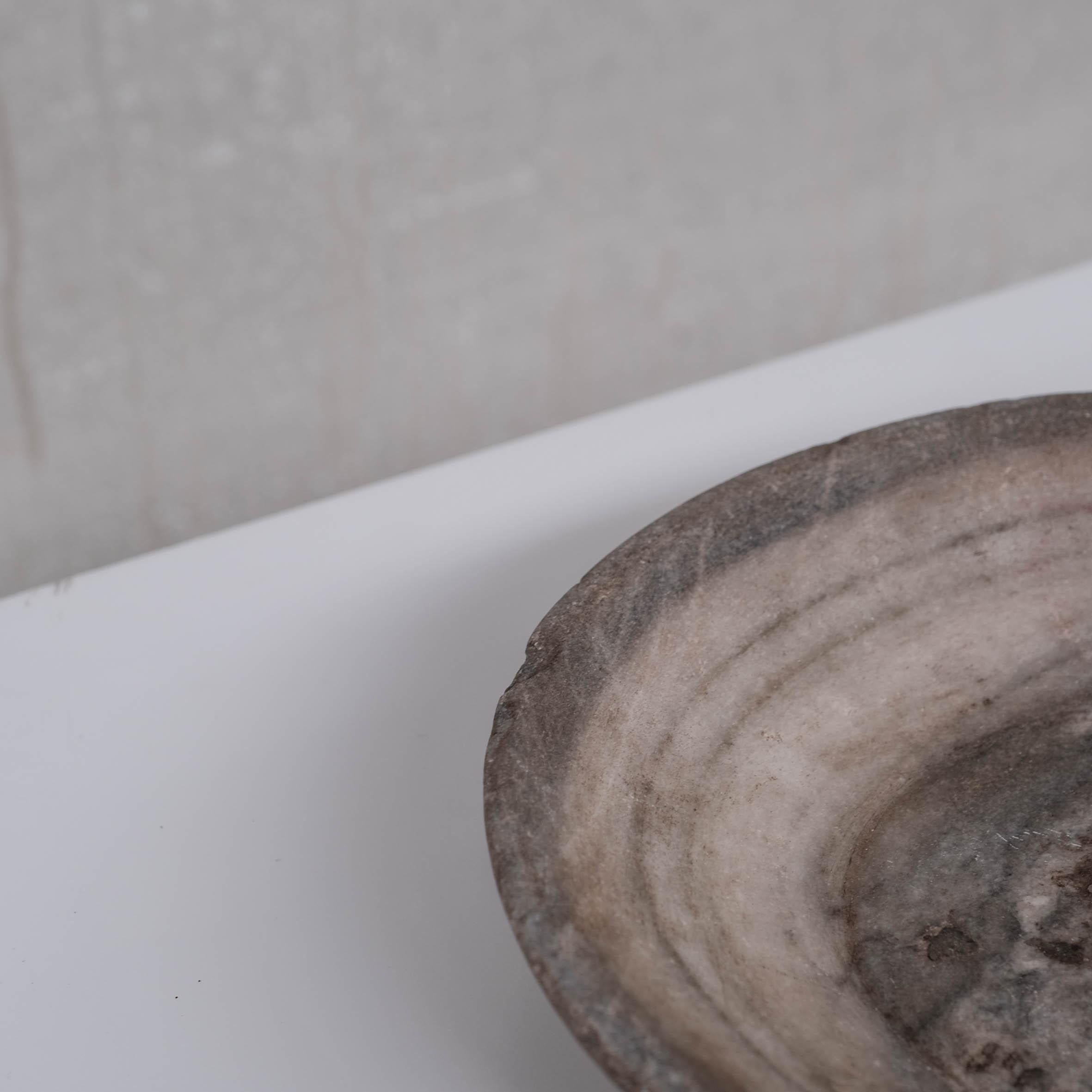 Kleine primitive Schale aus nepalesischem Marmor oder Stein  im Zustand „Gut“ im Angebot in London, GB