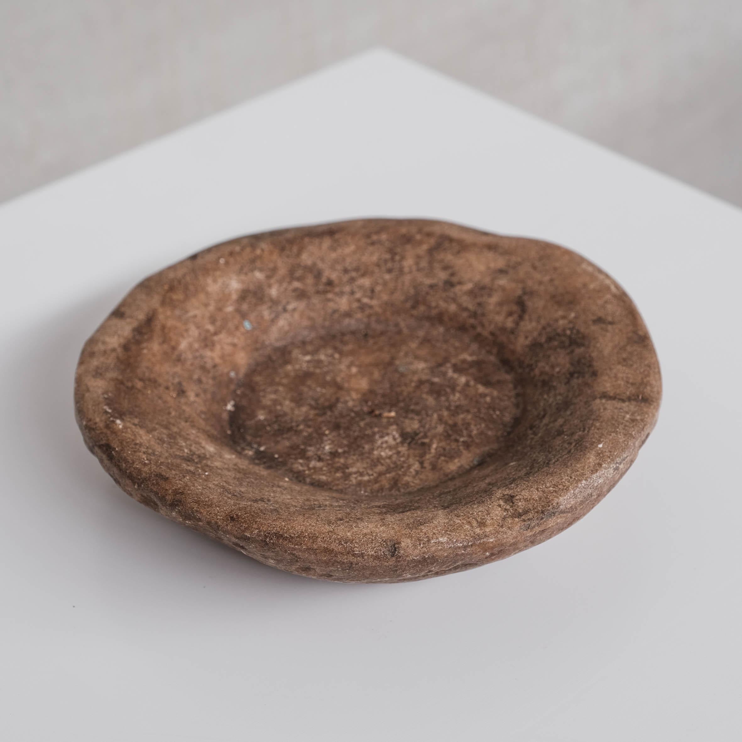 Nepalesische primitive Schale aus Marmor oder Stein (Nr.2) (Frühes 20. Jahrhundert) im Angebot