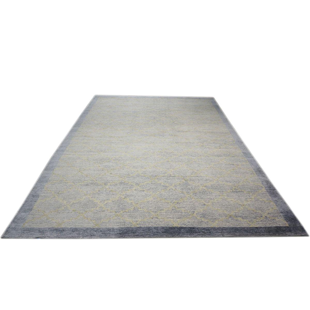 Ashly Fine rugs présente un nouveau tapis d'inspiration moderne en laine et soie 10x14 bleu ardoise et vert clair fait à la main avec des fibres brillantes et un poil épais et durable. Cette magnifique collection a été conçue par notre designer