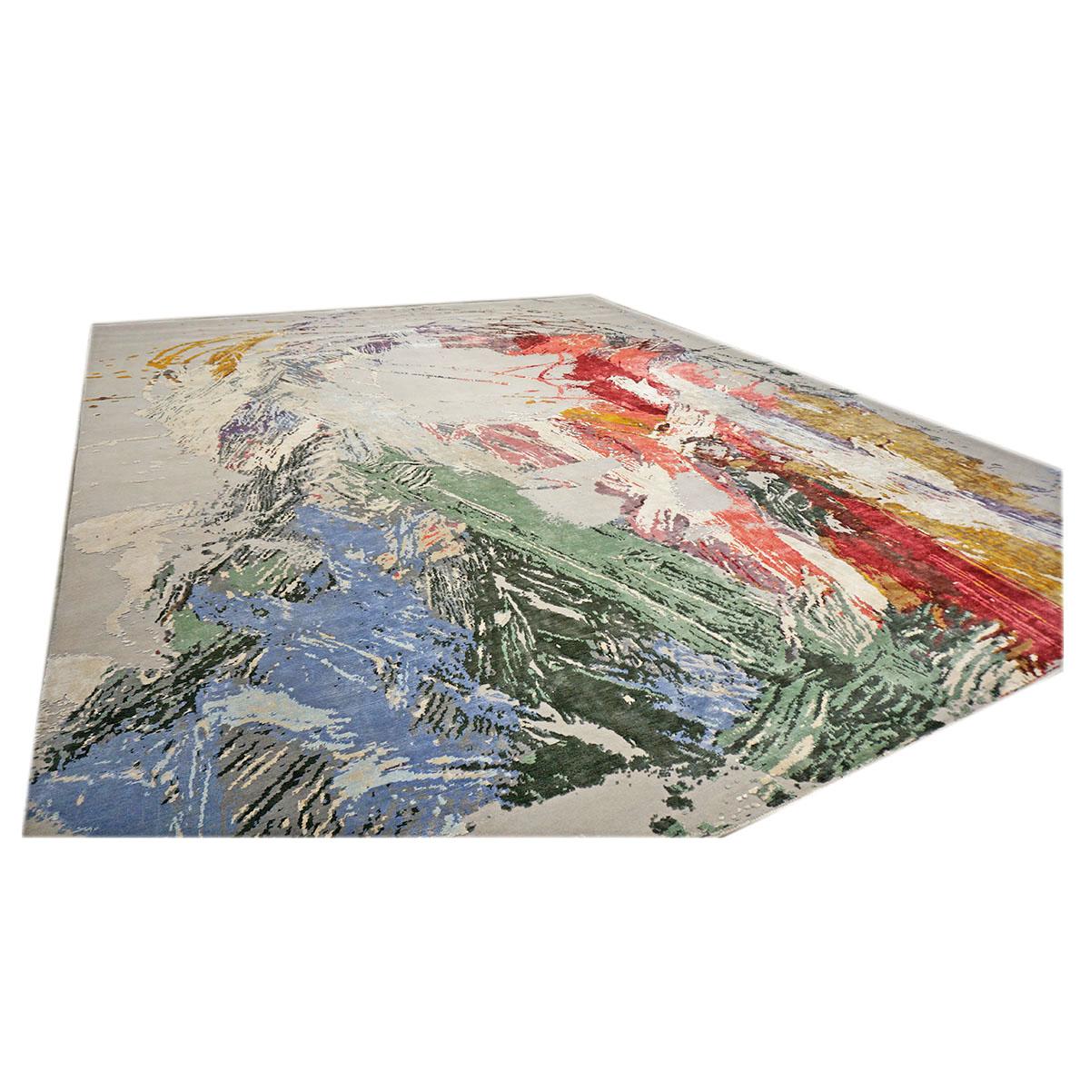 Ashly Fine Rugs présente un nouveau tapis d'inspiration moderne en laine et soie 12x15 gris et multicolore fait à la main avec des fibres brillantes et un poil épais et durable. Cette magnifique collection a été conçue par notre designer interne et