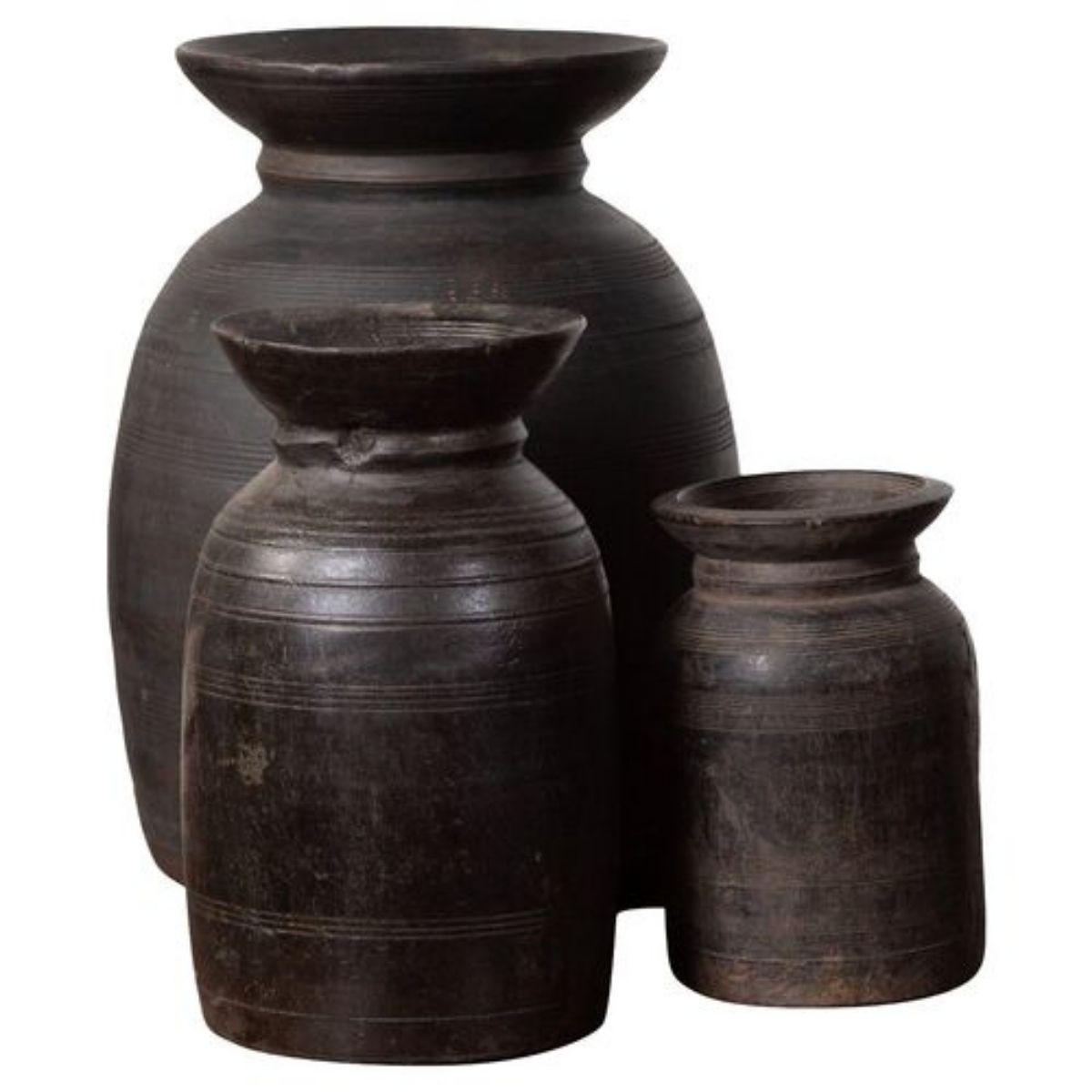 Antike nepalesische Ghee-Töpfe aus Holz in verschiedenen Formen und Größen, die in Sets von drei oder fünf Stück verkauft werden. Diese äußerst dekorativen Holzkrüge setzen in jedem Raum tolle Akzente, insbesondere in der Küche, im Esszimmer oder im