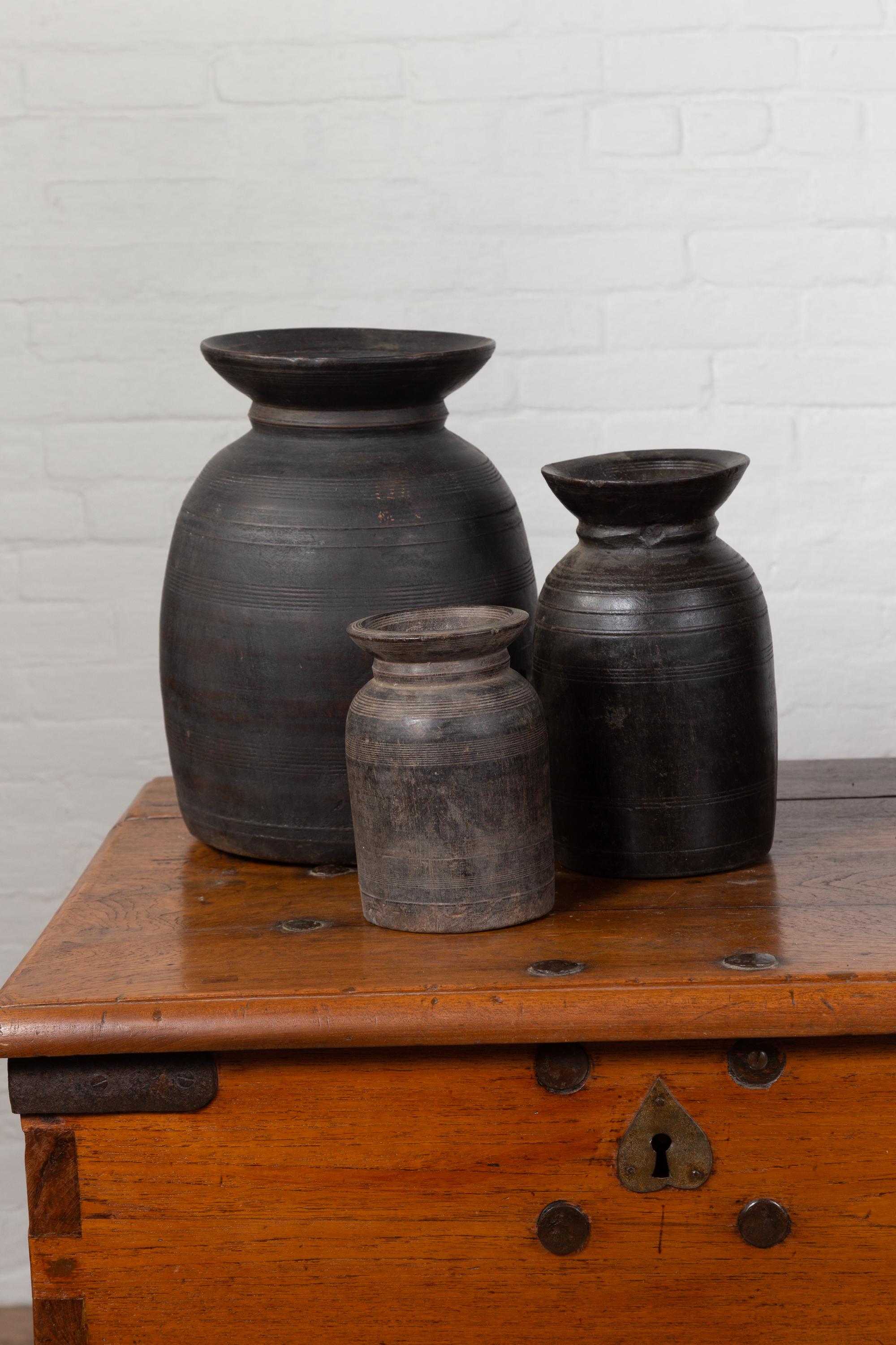 Pots à givre rustiques népalais en bois vendus en lot de trois ou cinq en vente 1