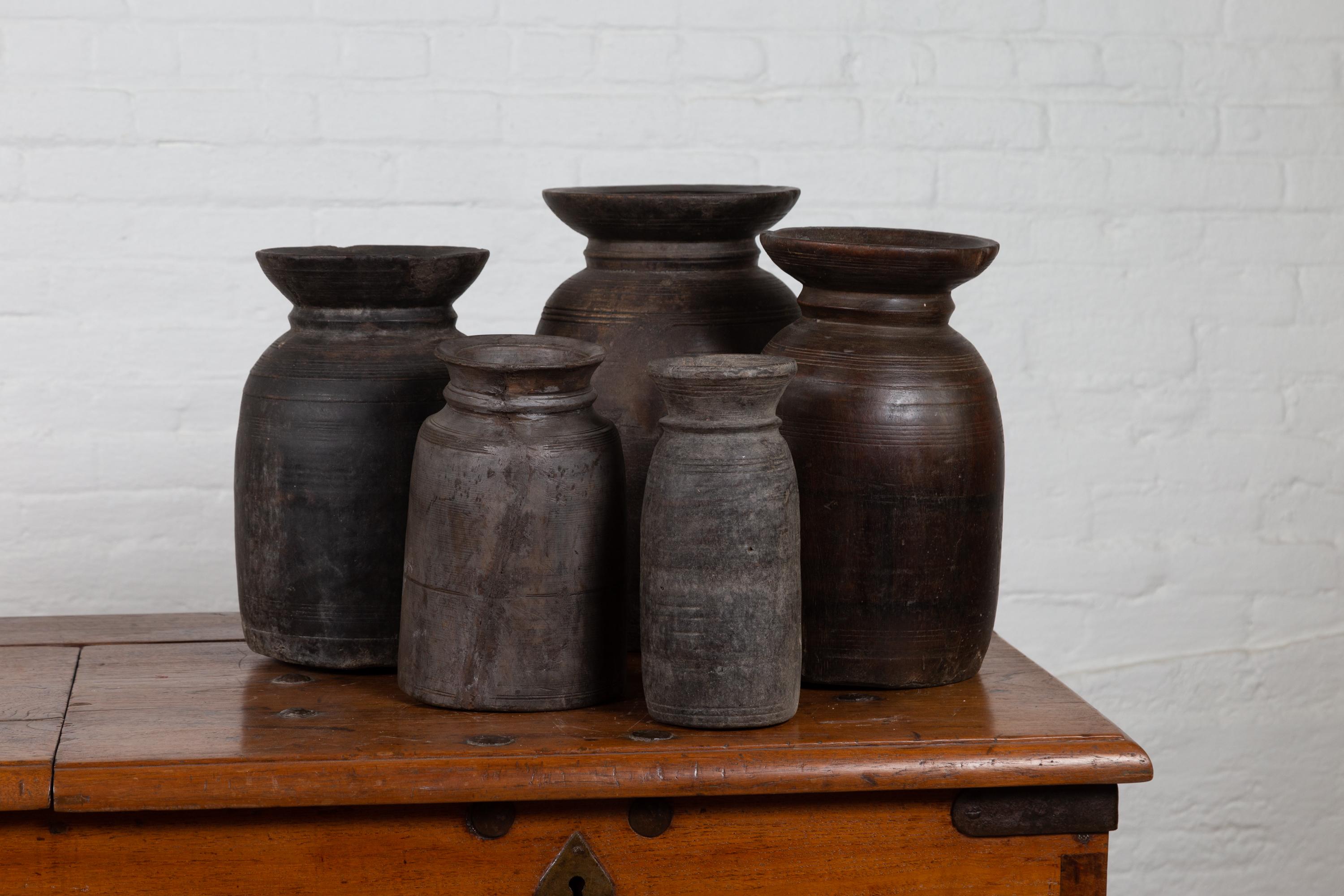 Pots à givre rustiques népalais en bois vendus en lot de trois ou cinq en vente 2
