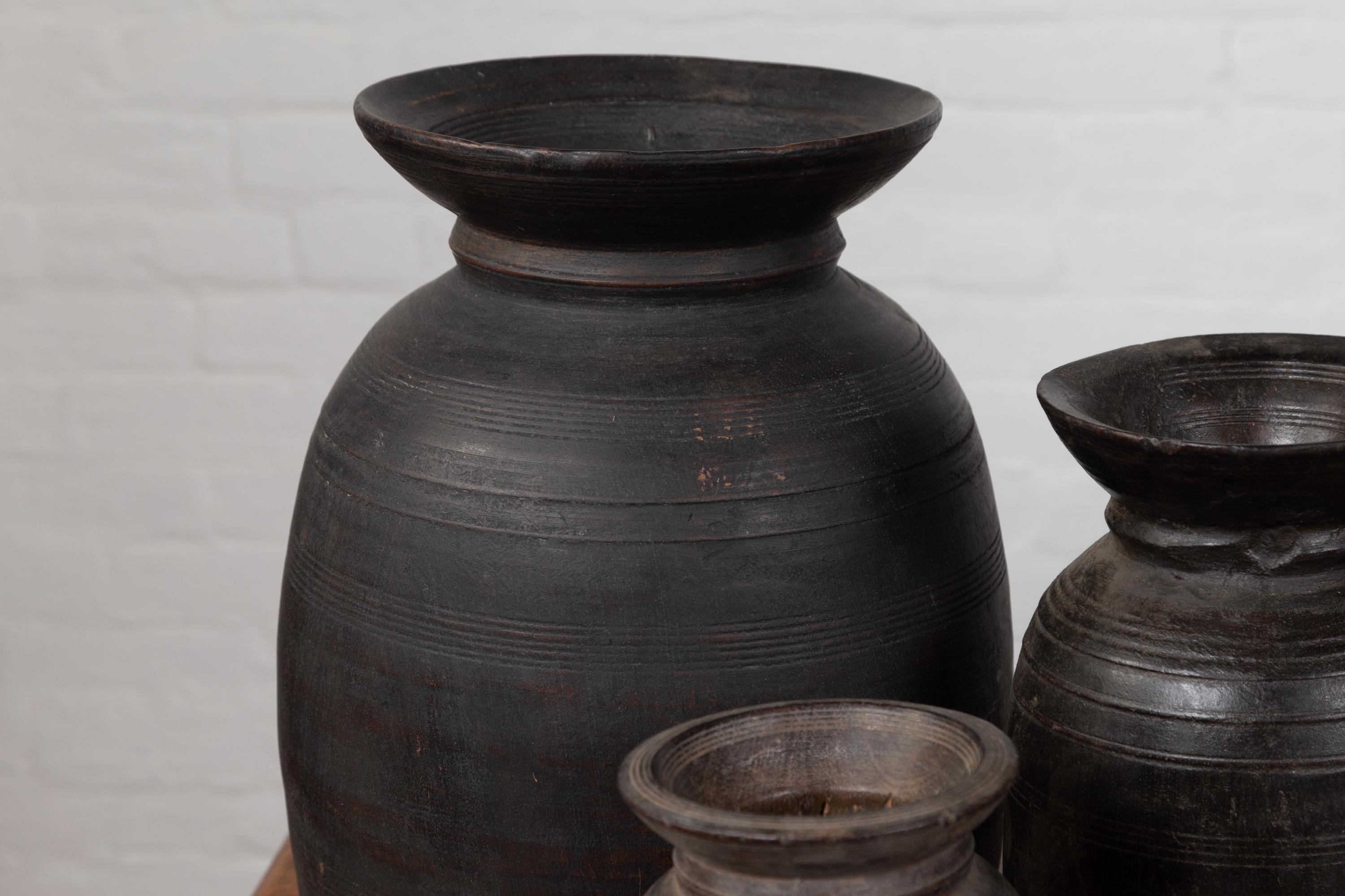 Pots à givre rustiques népalais en bois vendus en lot de trois ou cinq en vente 3