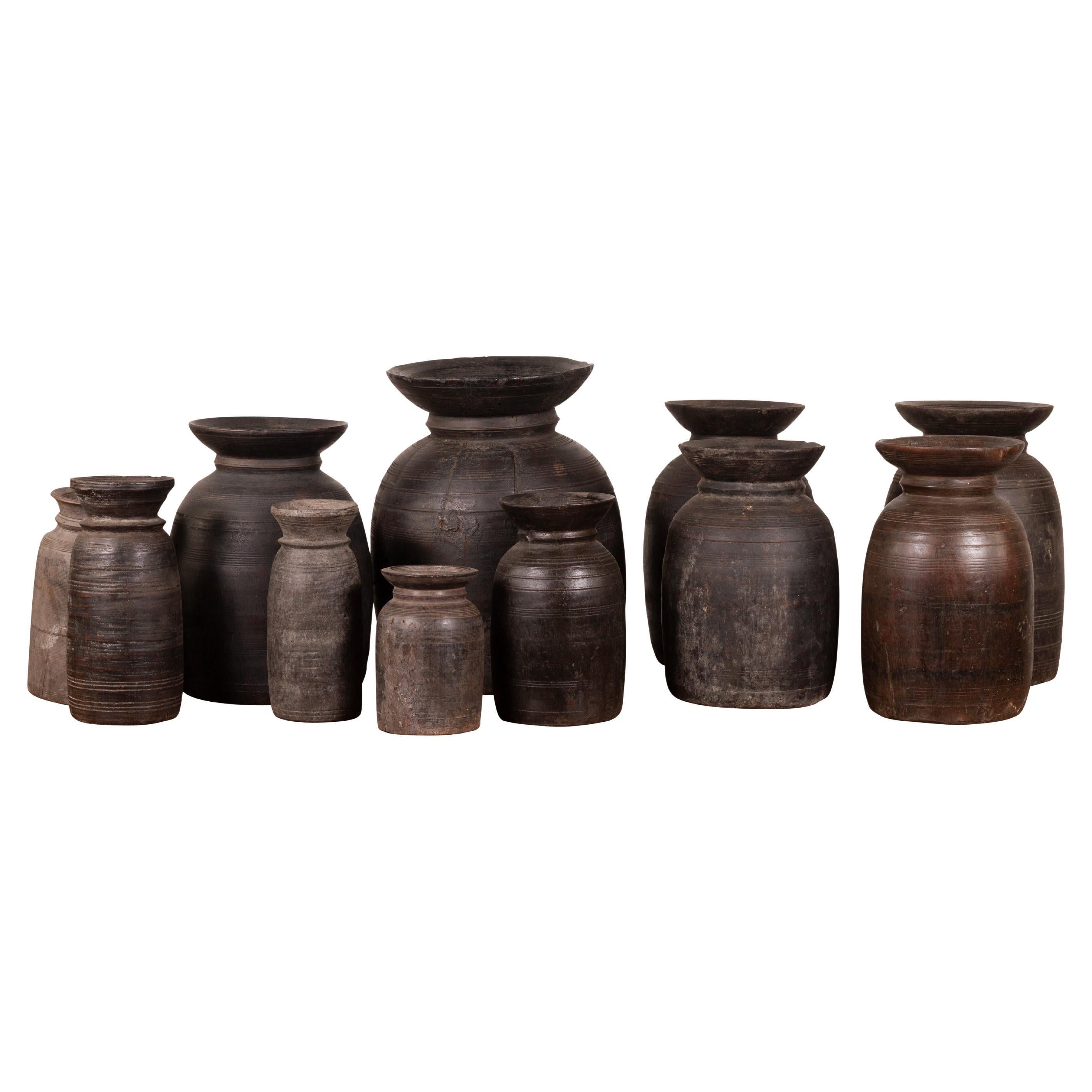 Pots à givre rustiques népalais en bois vendus en lot de trois ou cinq en vente
