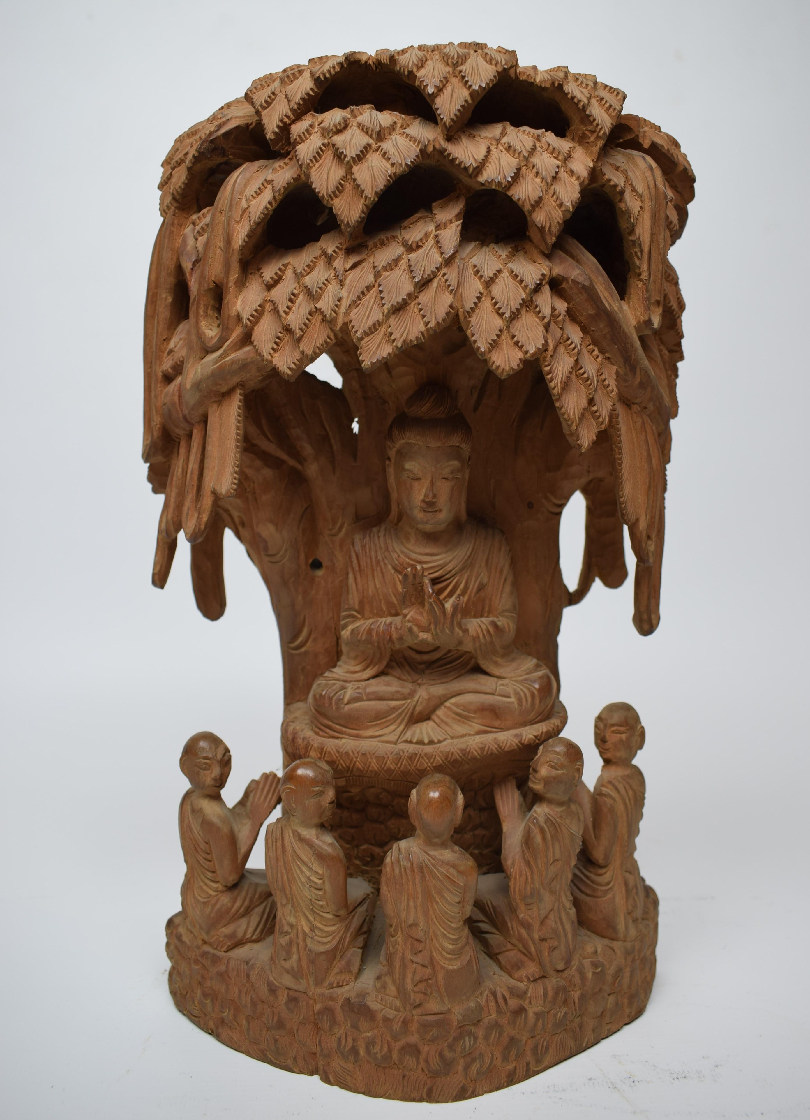 Die Skulptur, die fachmännisch aus duftendem nepalesischem Sandelholz geschnitzt wurde, ist ein Zeugnis der reichen Tradition der Holzschnitzerei in Nepal. Das Medium selbst verleiht dem Kunstwerk eine sinnliche Dimension, wobei das subtile,