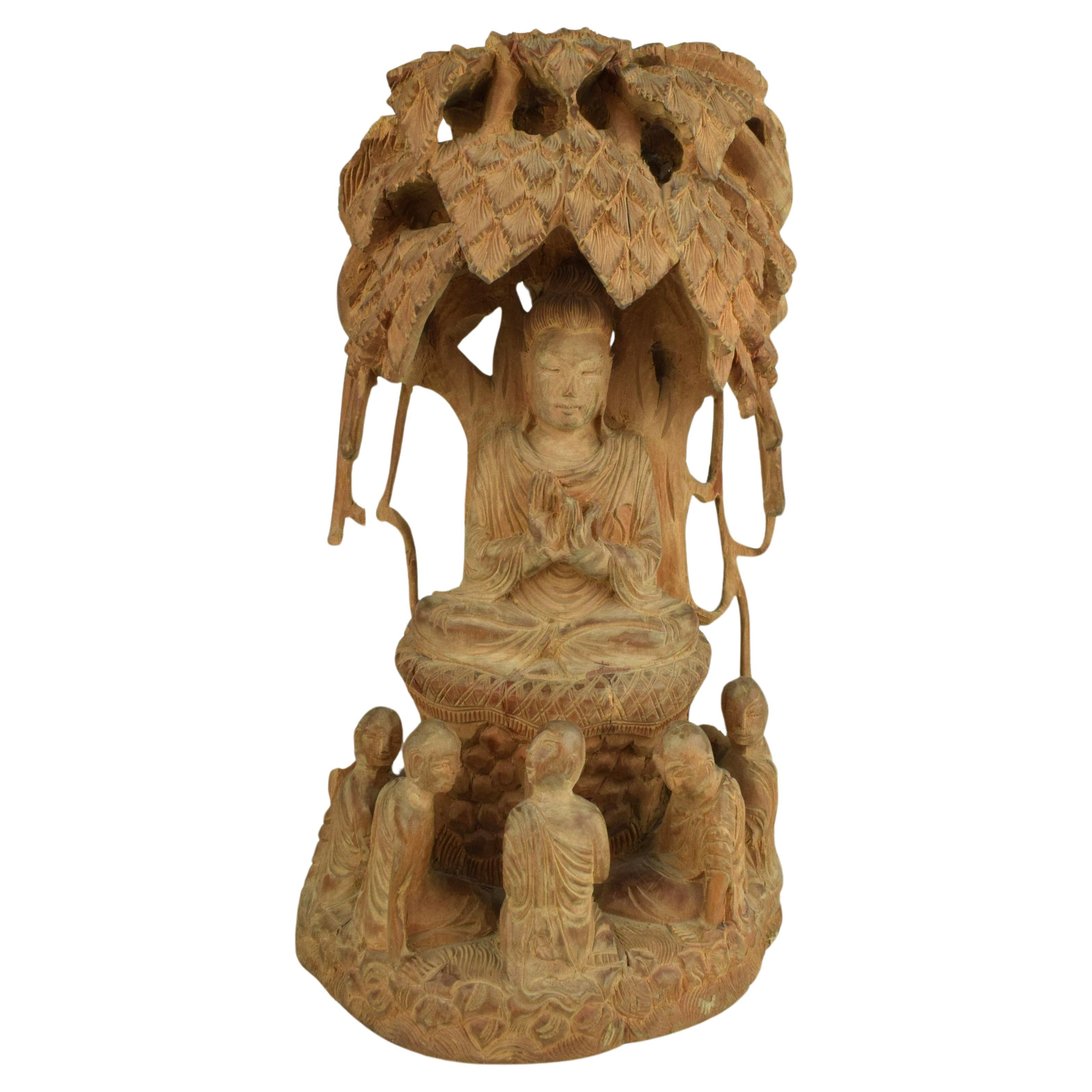 Die Skulptur, die fachmännisch aus duftendem nepalesischem Sandelholz geschnitzt wurde, ist ein Zeugnis der reichen Tradition der Holzschnitzerei in Nepal. Das Medium selbst verleiht dem Kunstwerk eine sinnliche Dimension, wobei das subtile,