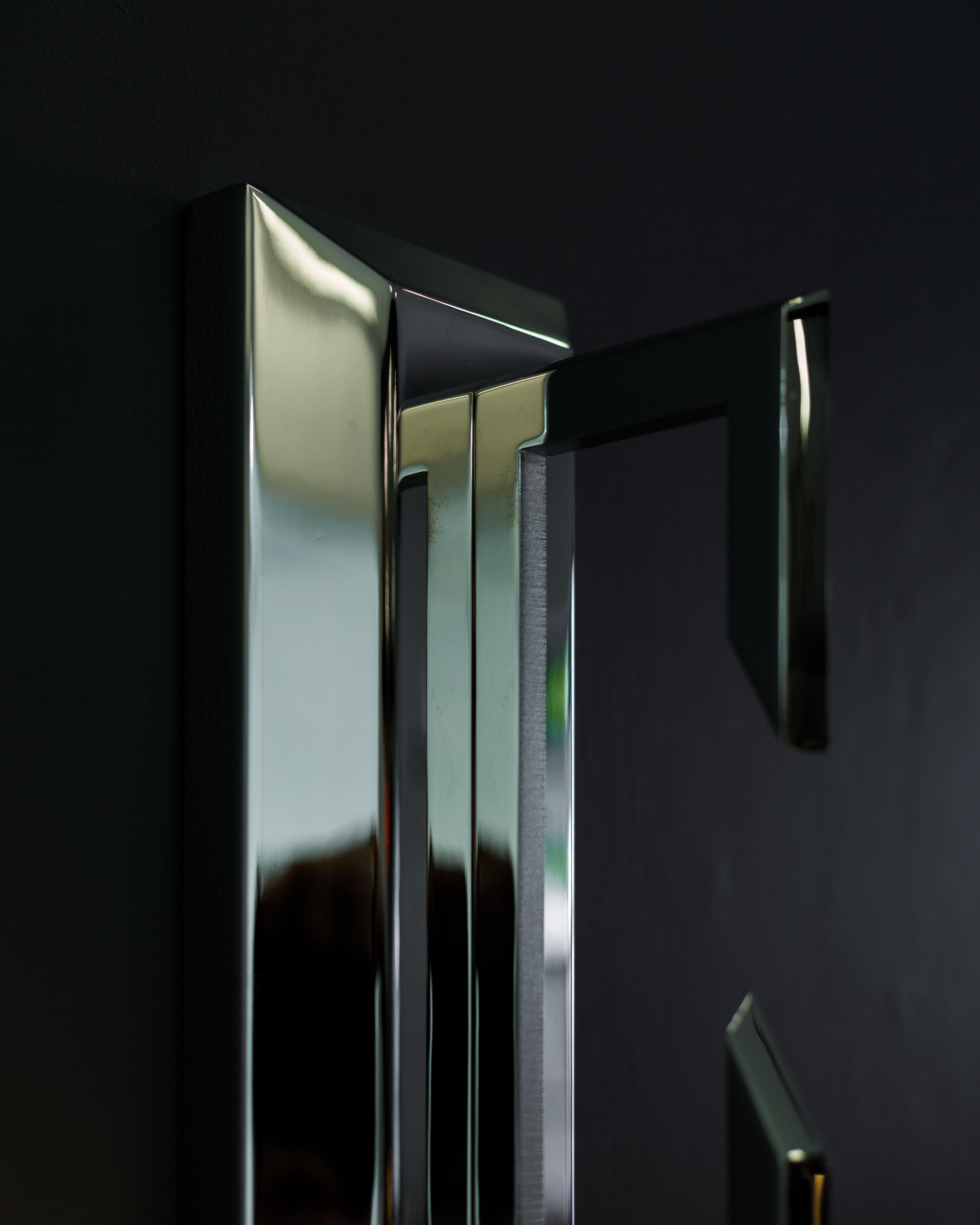 Applique unique en forme de goutte d'eau en verre opale avec cadre en laiton de Christopher Boots Neuf - En vente à Geneve, CH