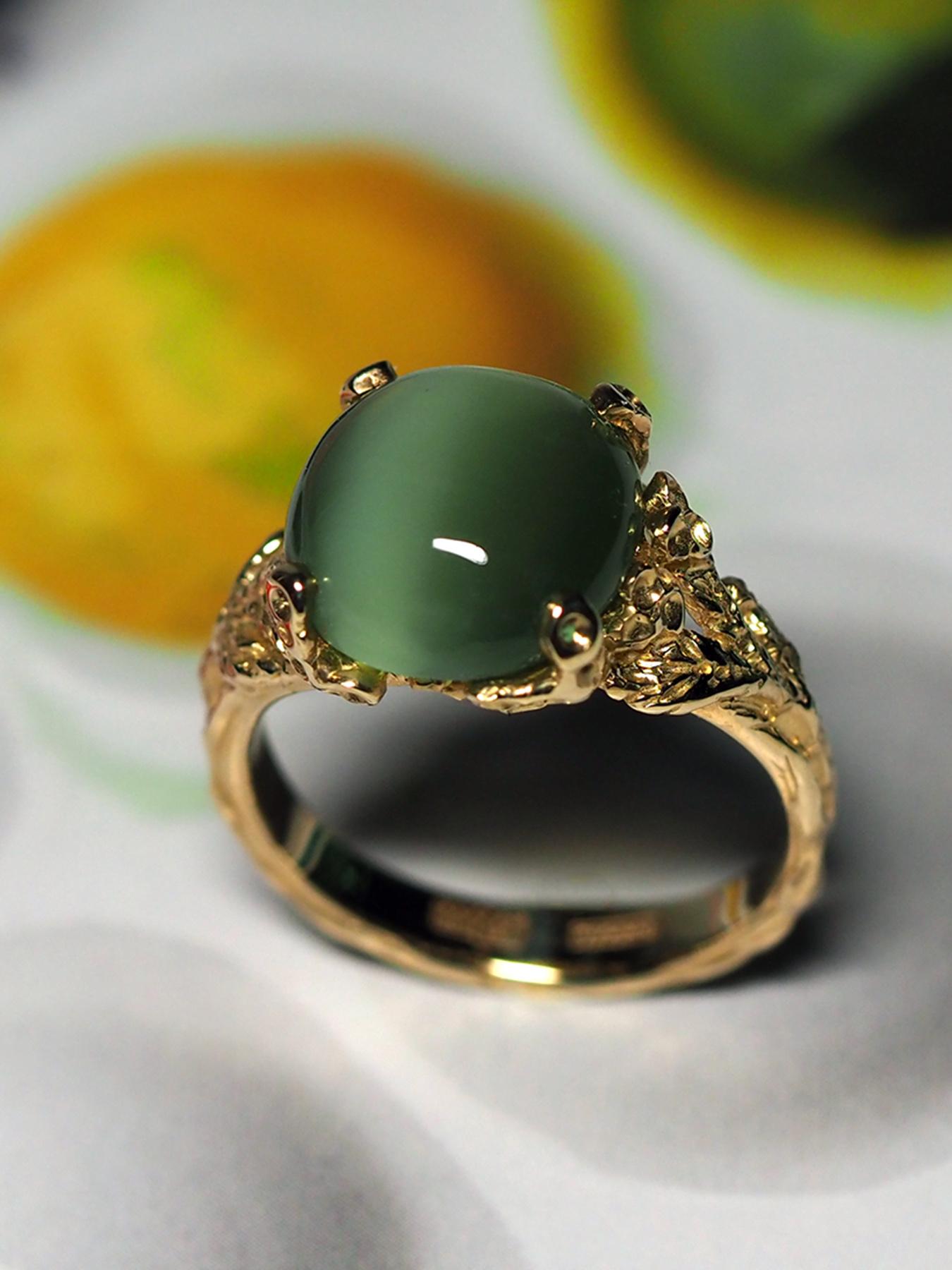 Cabochon Nephrite Jade Gold Ring Green Cats Eye Effect Chatoyancy Art Nouveau style For Sale