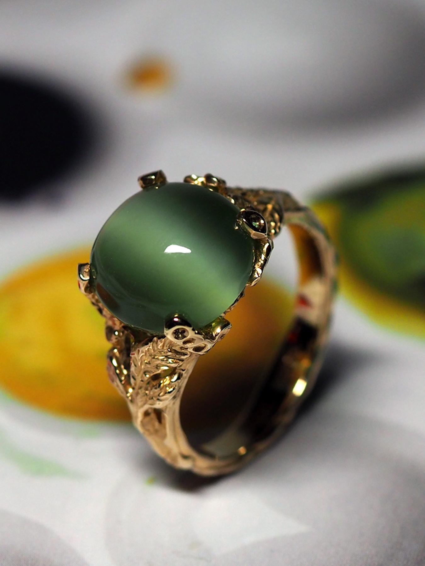 Women's or Men's Nephrite Jade Gold Ring Green Cats Eye Effect Chatoyancy Art Nouveau style For Sale