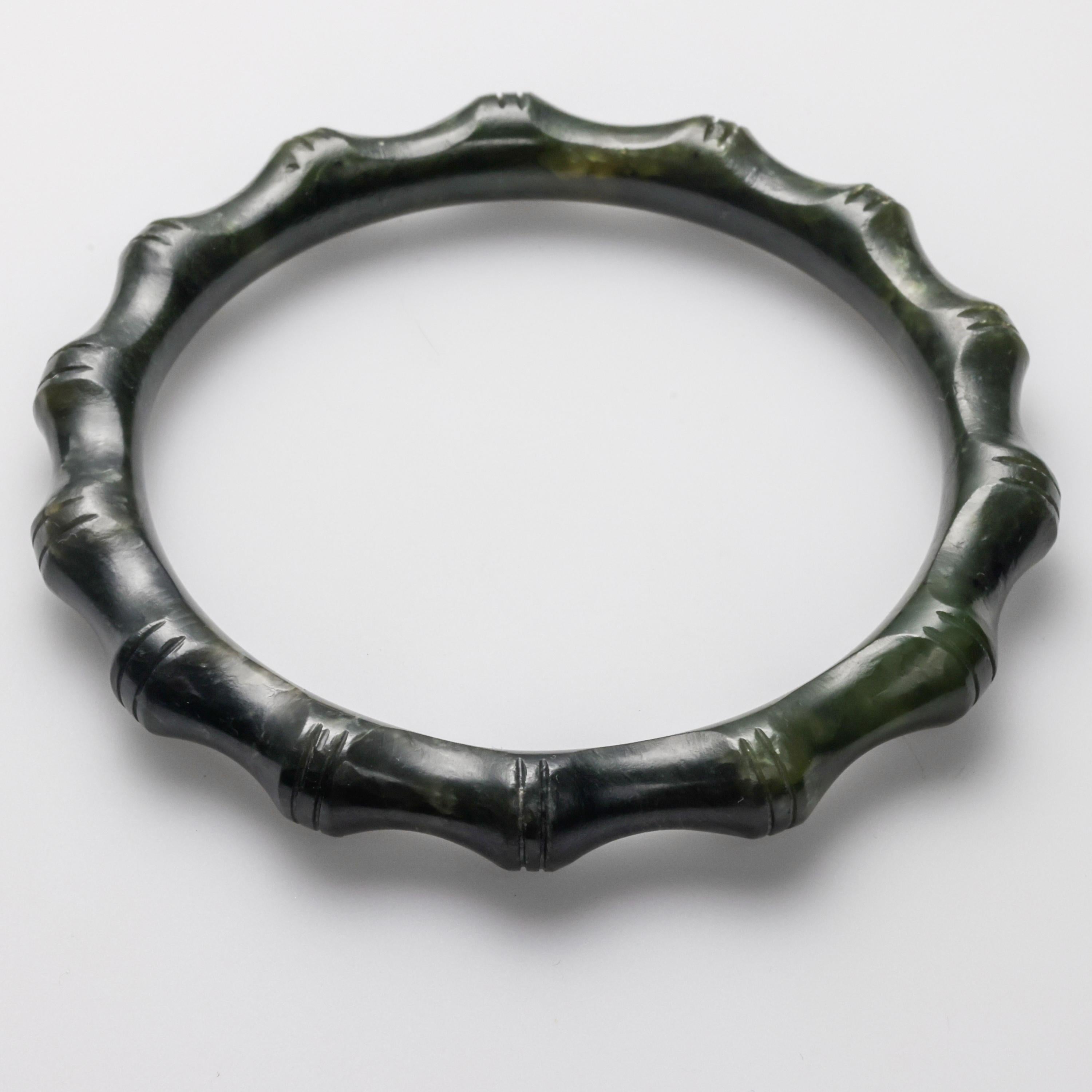 Taille ronde Bracelet jonc en jade néphrite à motif de bambou, milieu du siècle dernier en vente