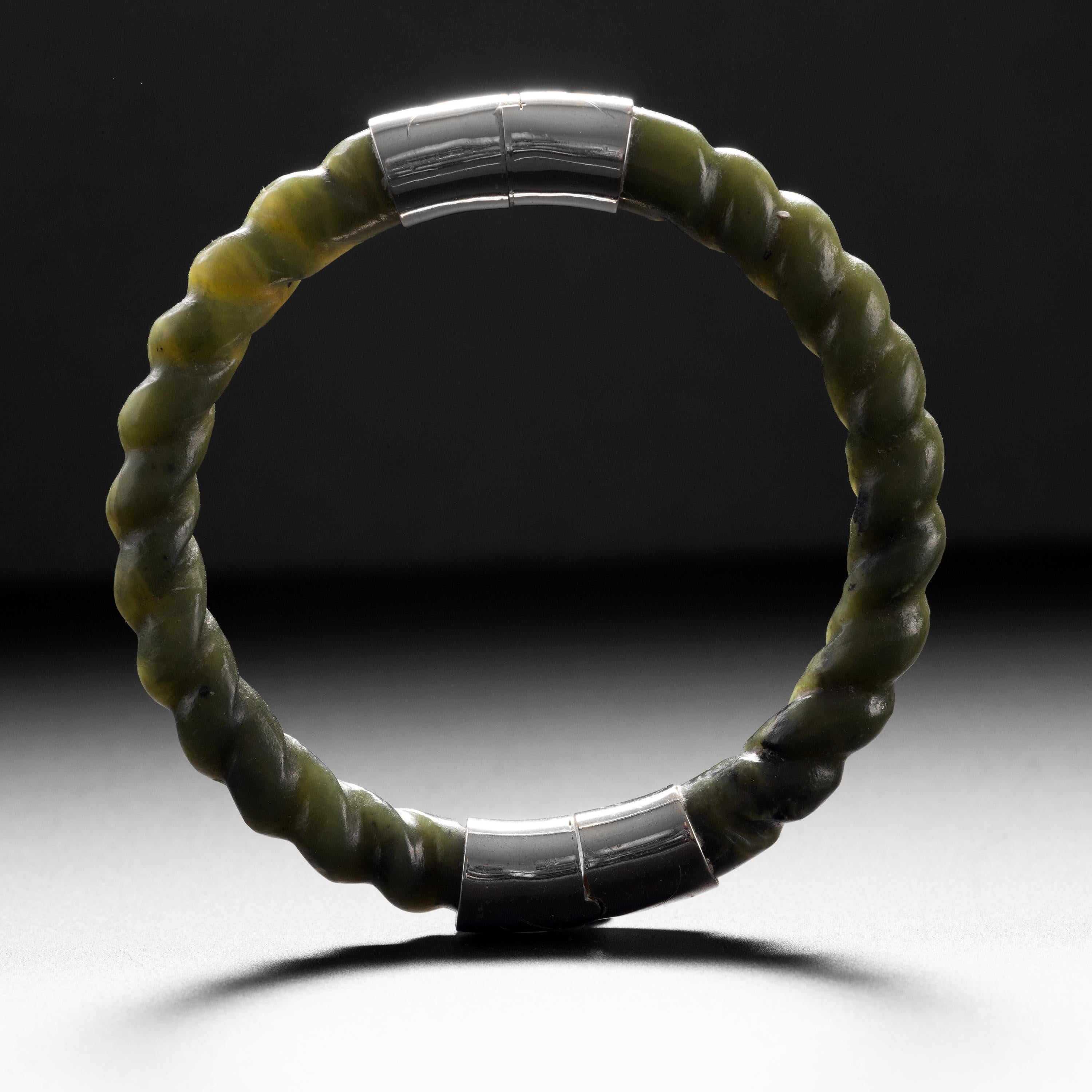Nephrit-Jade-Armreif mit gedrehtem Seil-Motiv, Mitte des Jahrhunderts im Zustand „Hervorragend“ in Southbury, CT