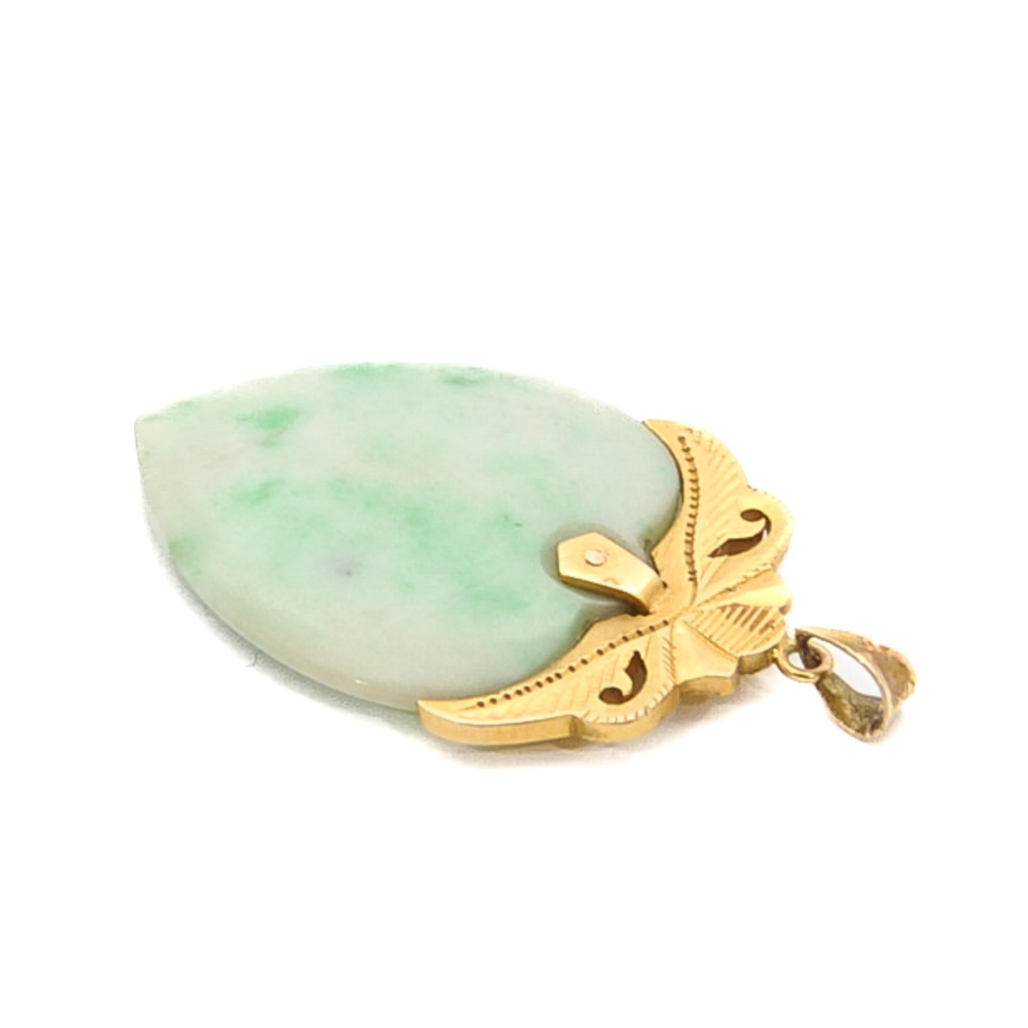 Nephrite Jade Heart 14 Karat Gold Pendant In Good Condition For Sale In Rotterdam, NL