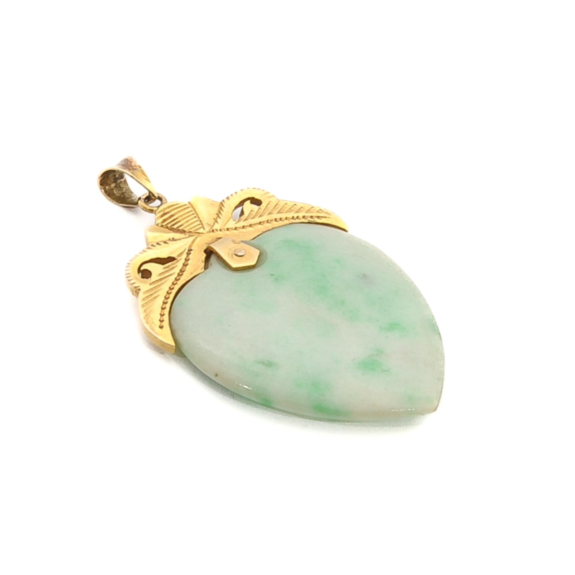 Women's or Men's Nephrite Jade Heart 14 Karat Gold Pendant For Sale