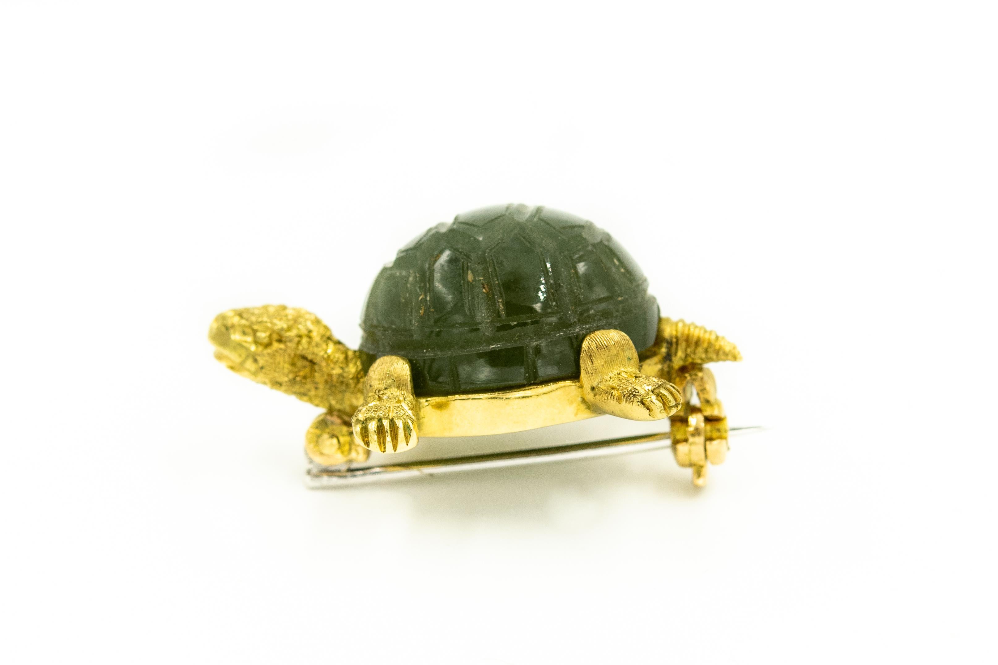 Taille cabochon Broche en or jaune texturée avec tortue et jade néphrite en vente