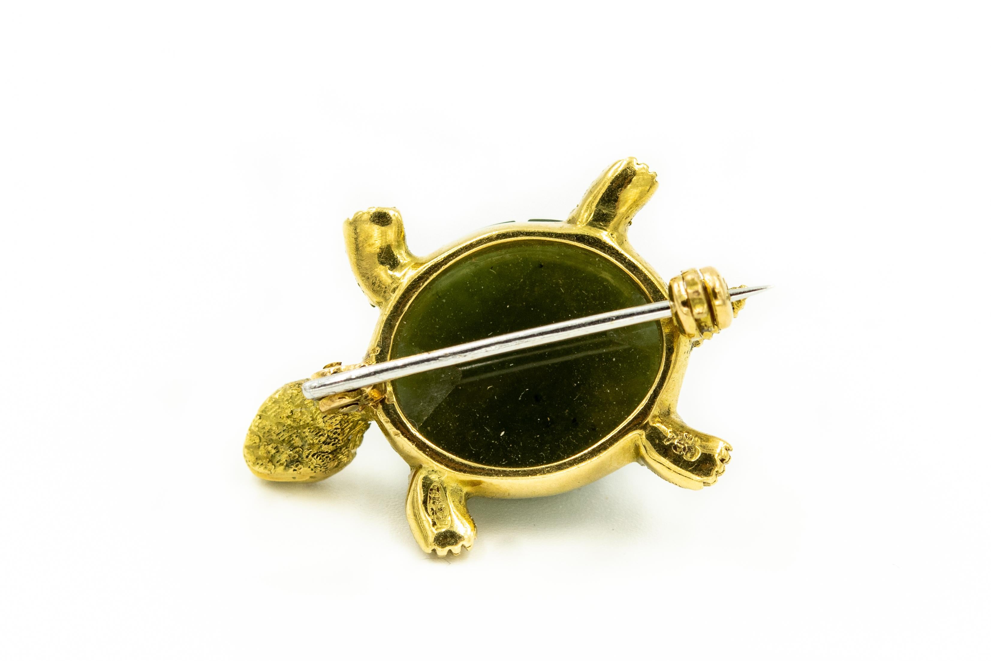 Broche en or jaune texturée avec tortue et jade néphrite Bon état - En vente à Miami Beach, FL