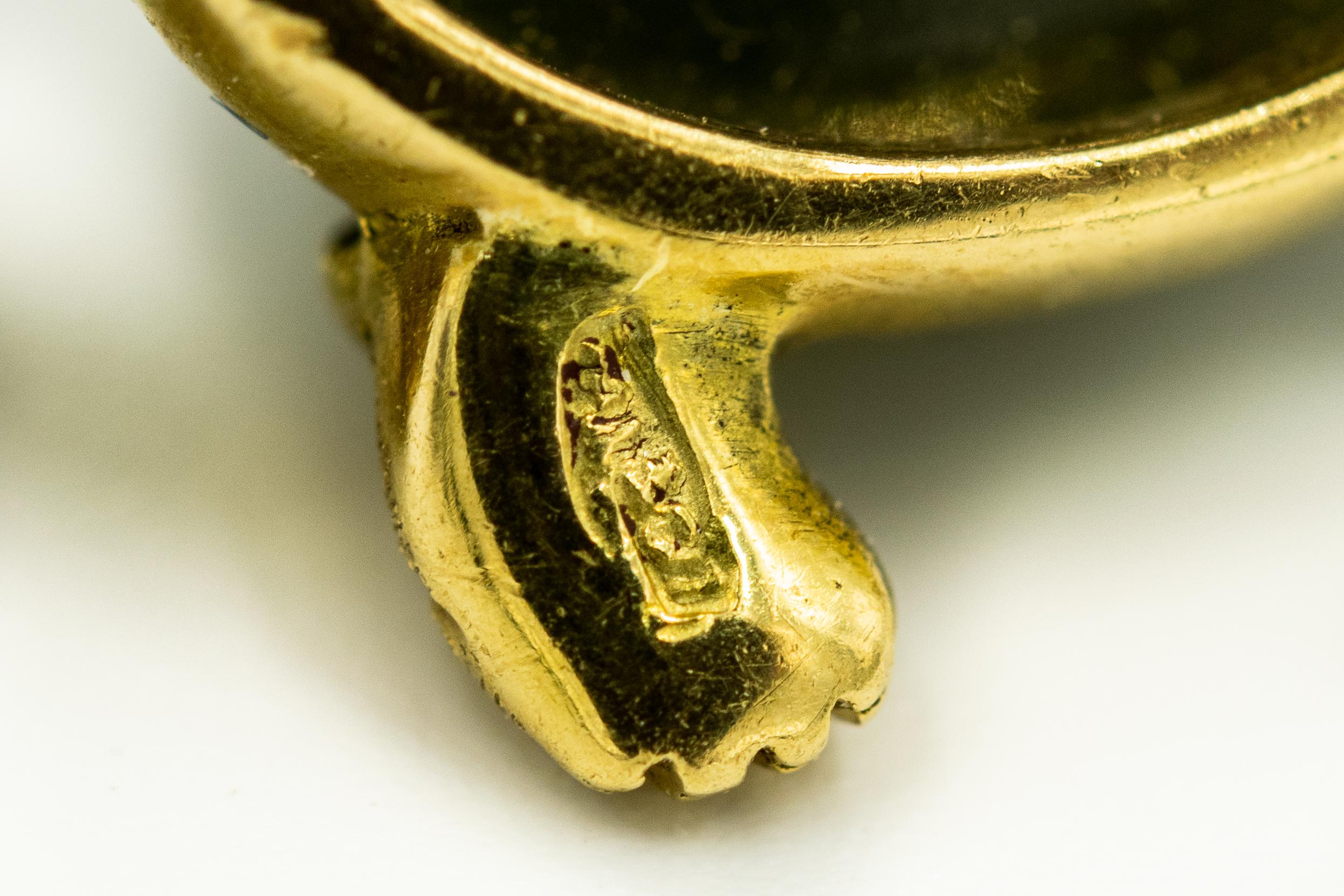 Broche en or jaune texturée avec tortue et jade néphrite Unisexe en vente