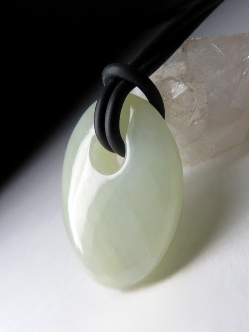 Pendentif en néphrite naturelle sur caoutchouc noir
La taille du gemme est de 0,28 x 0,83 x 1,14 in / 7 х 21 х 29 mm
poids de la néphrite - 37 carats
Poids du pendentif - 11.29 grammes