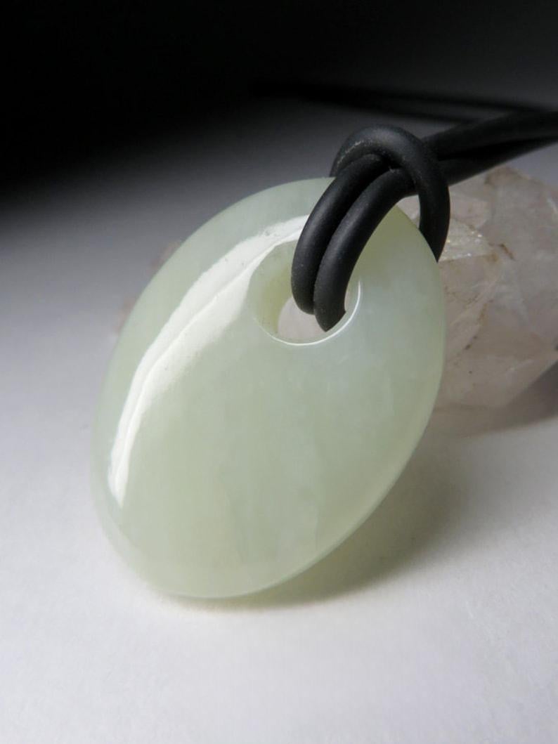 Artiste Pendentif unisexe de style LOTR en jade blanc et pierre précieuse néphrite en vente
