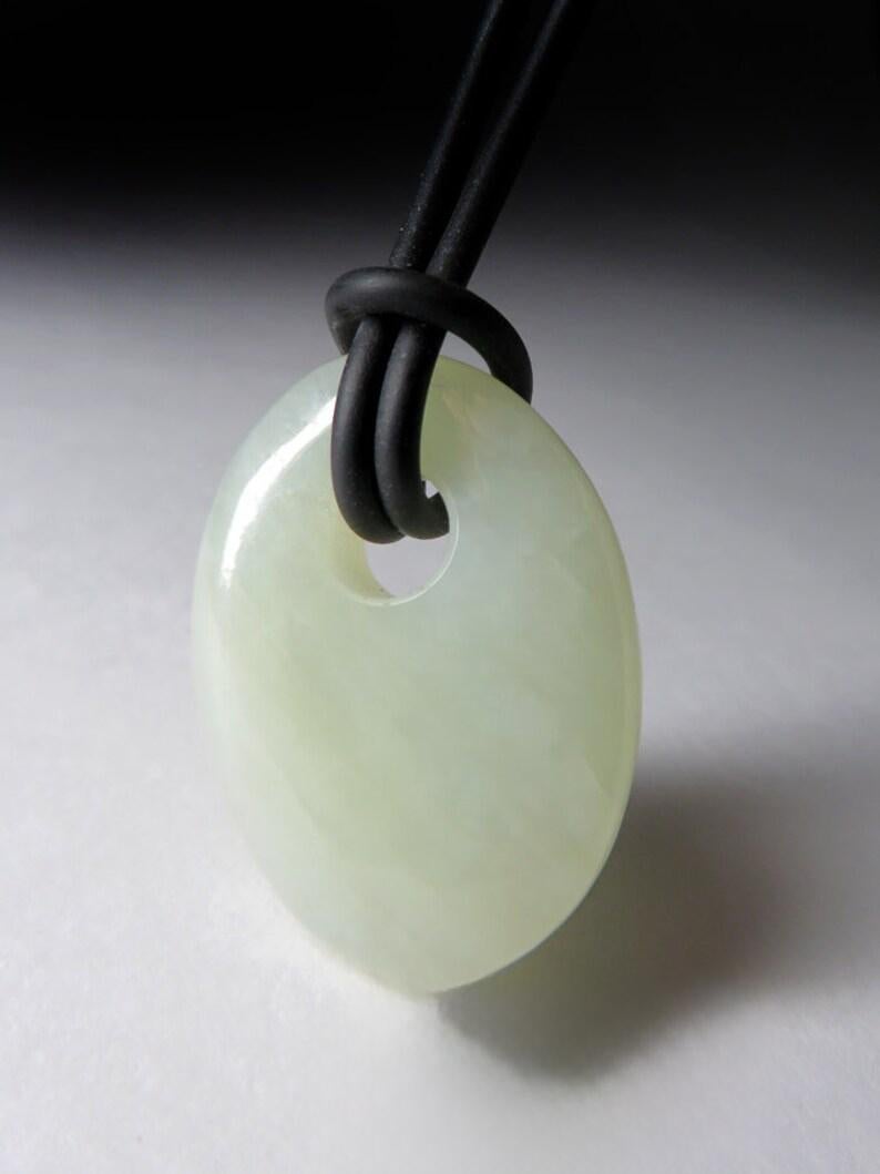 Taille ovale Pendentif unisexe de style LOTR en jade blanc et pierre précieuse néphrite en vente