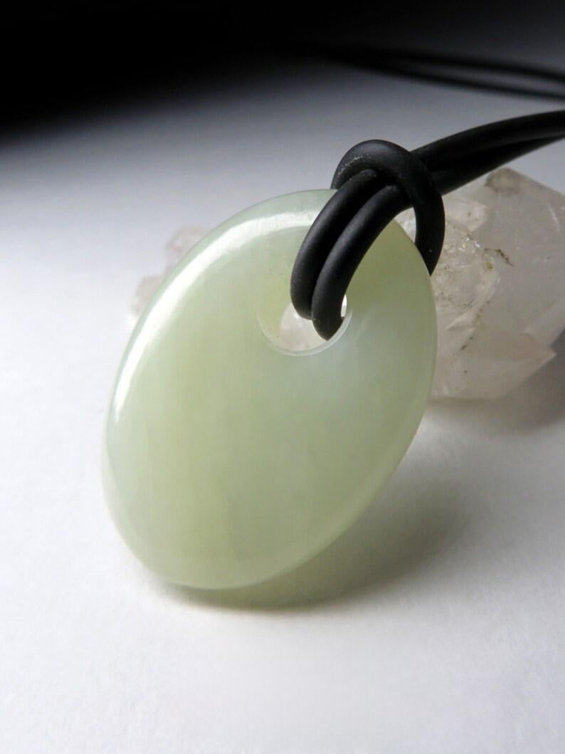 Pendentif unisexe de style LOTR en jade blanc et pierre précieuse néphrite en vente 1