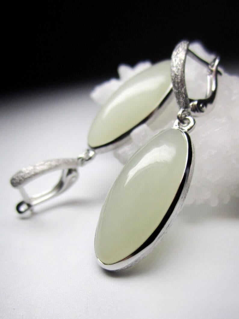 Boucles d'oreilles en argent Whiting avec de la Néphrite blanche naturelle
Dimensions de la pierre - 0,16 х 0,43 х 0,87 in / 4 х 11 х 22 mm
Poids de la pierre - 19 carats
Poids des boucles d'oreilles - 7,69 grammes
hauteur des oreilles - 1,57 in /