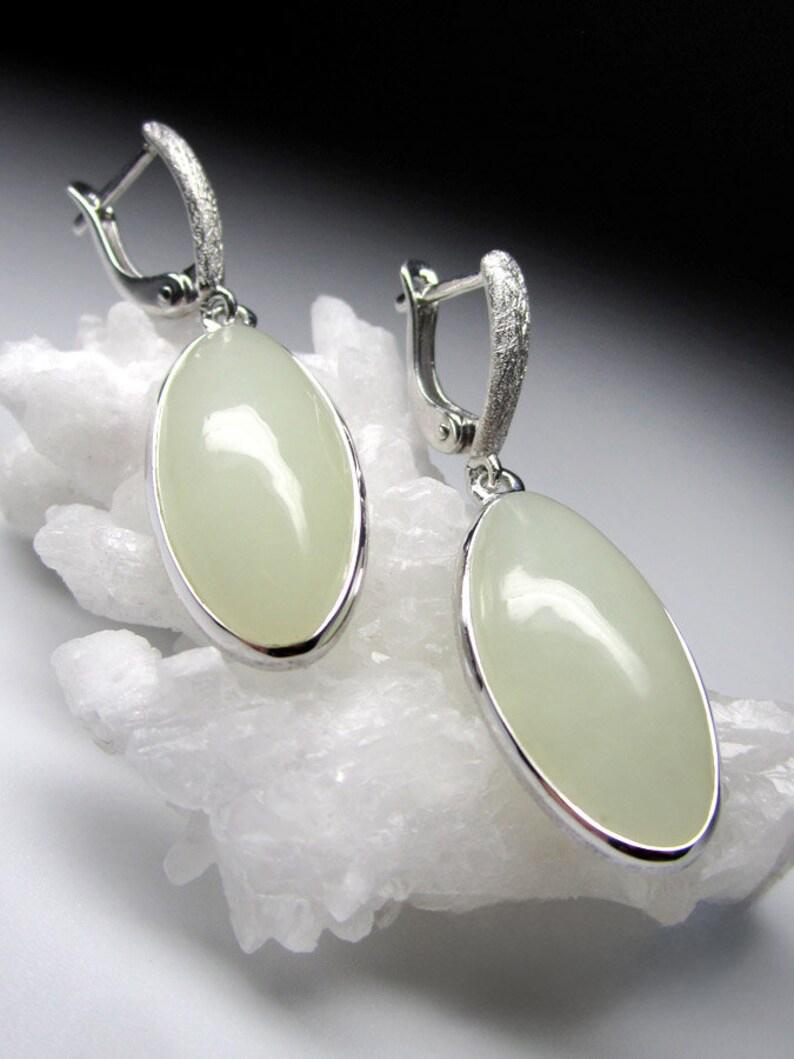 Artiste Boucles d'oreilles en argent néphrite blanc nuage de style Queen Daenerys style Game of Thrones en vente