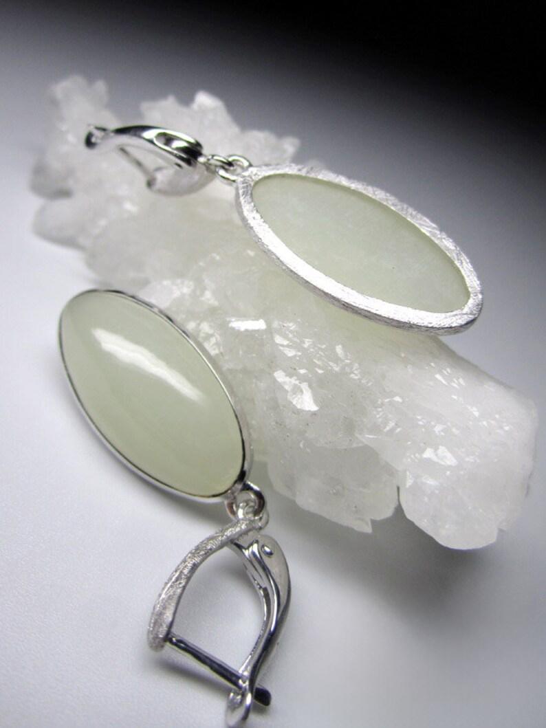 Taille ovale Boucles d'oreilles en argent néphrite blanc nuage de style Queen Daenerys style Game of Thrones en vente