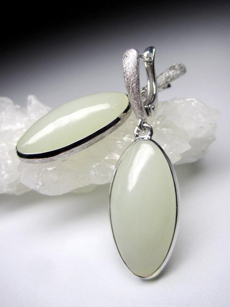 Boucles d'oreilles en argent néphrite blanc nuage de style Queen Daenerys style Game of Thrones en vente 2
